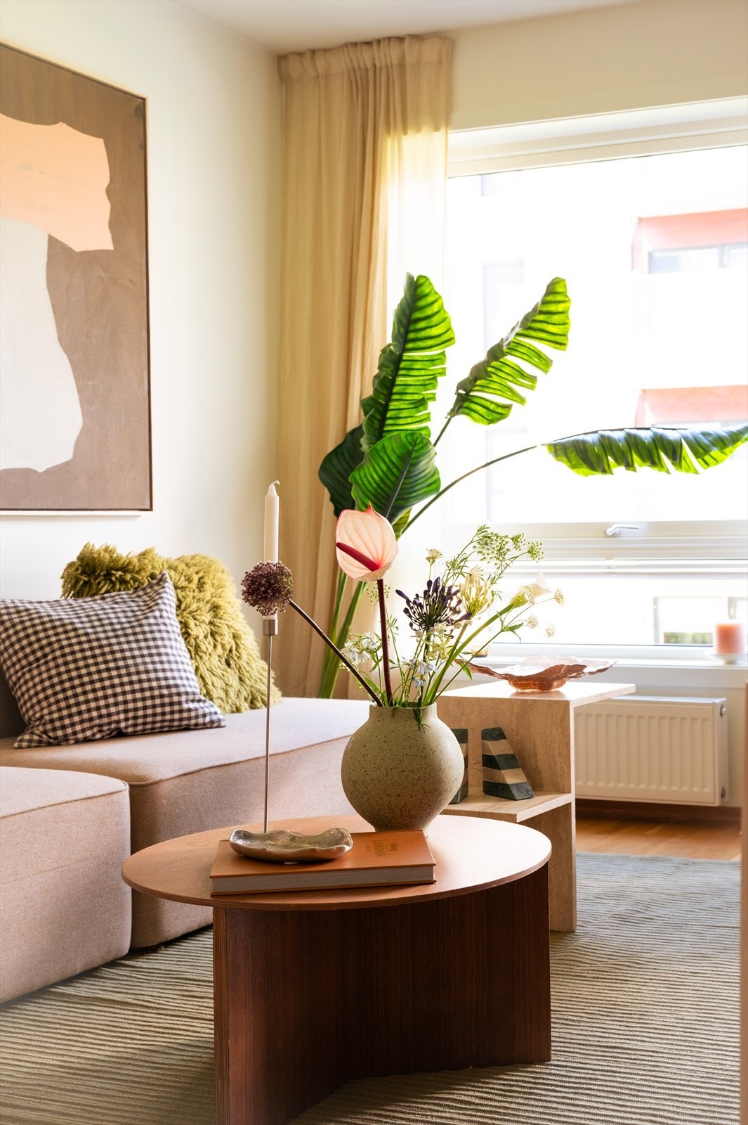 Stuen har gode møbleringsmuligheter med god plass til sofaseksjon og tilhørende møblement. Galleribilde