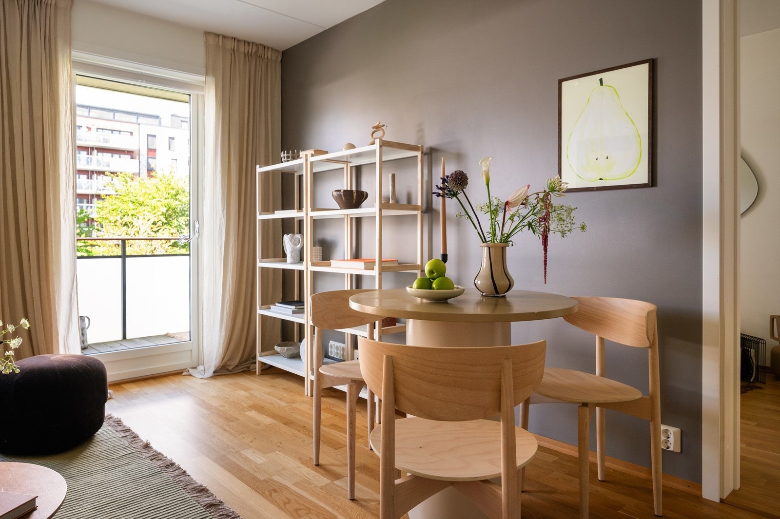 Videre er det god plass til spisebord, godt egnet for sosiale middagsselskaper. Galleribilde