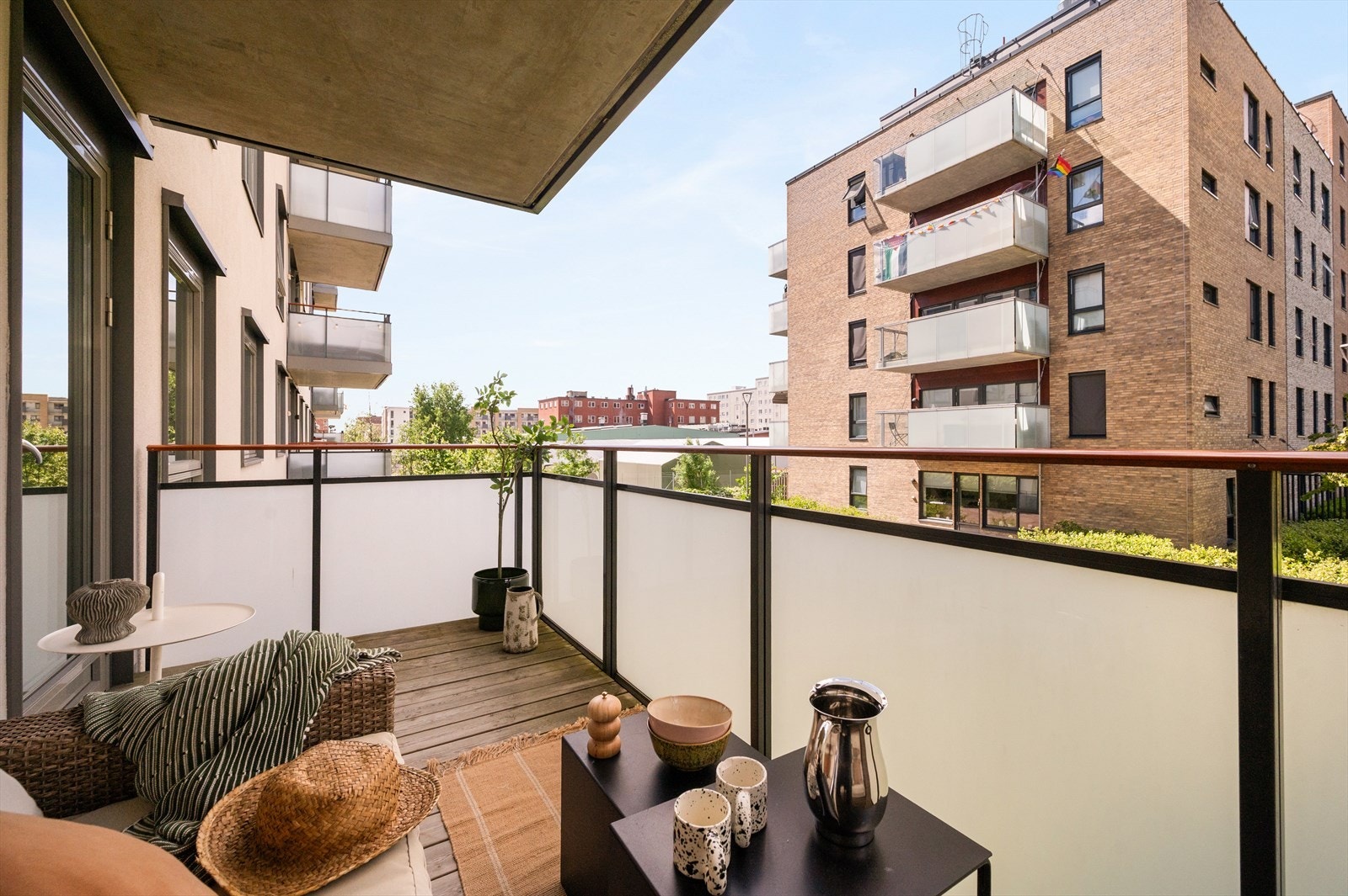 Balkongen fremstår som en fin og skjermet uteplass, godt egnet for avslapning og sosiale sammenkomster på varme dager. Galleribilde