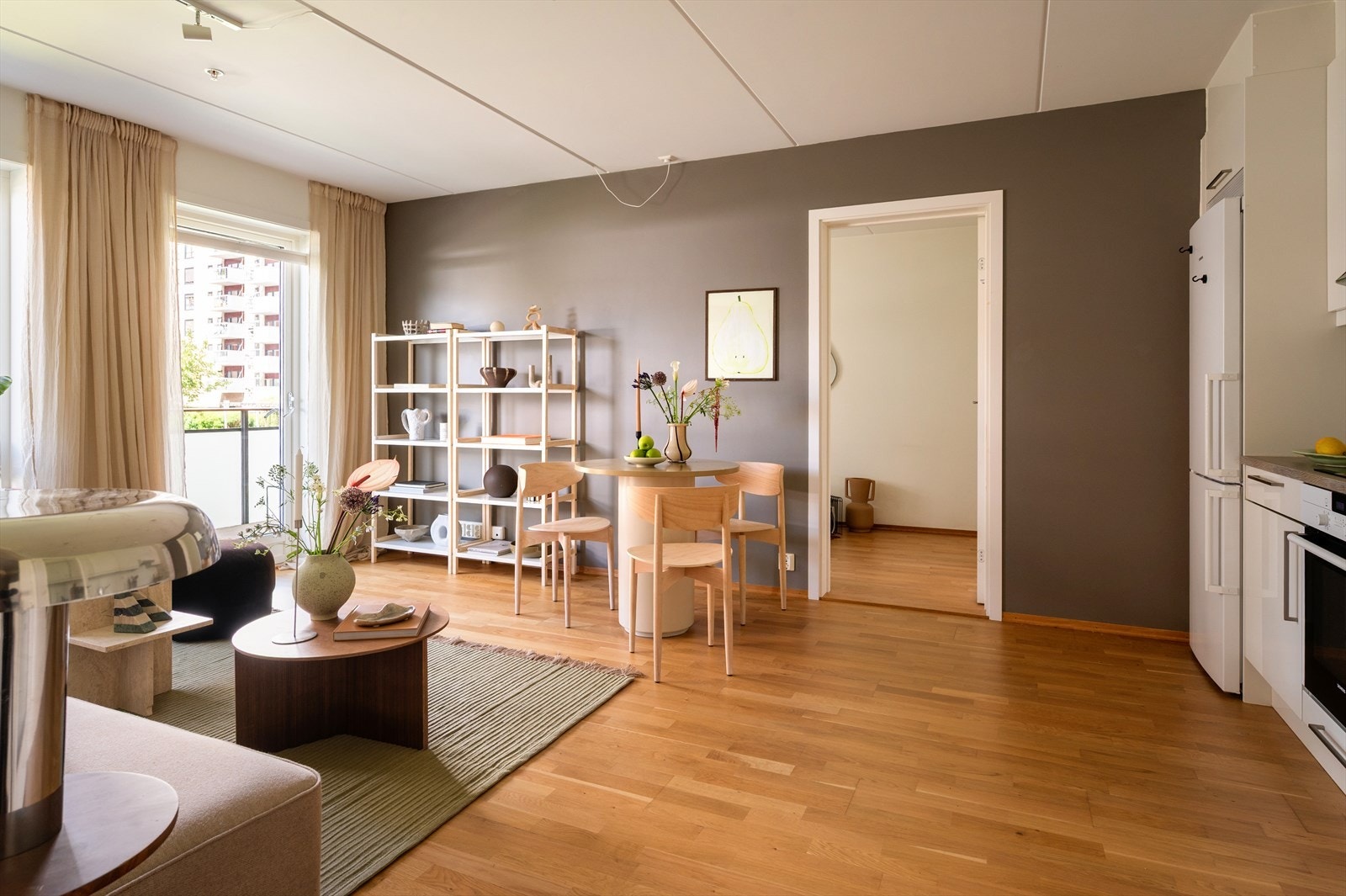 Det er integrert oppvaskmaskin, stekeovn og platetopp, samt komfyrvakt og mekanisk avtrekk fra ventilator, i tillegg til mekanisk avtrekksanlegg i boligen. Galleribilde