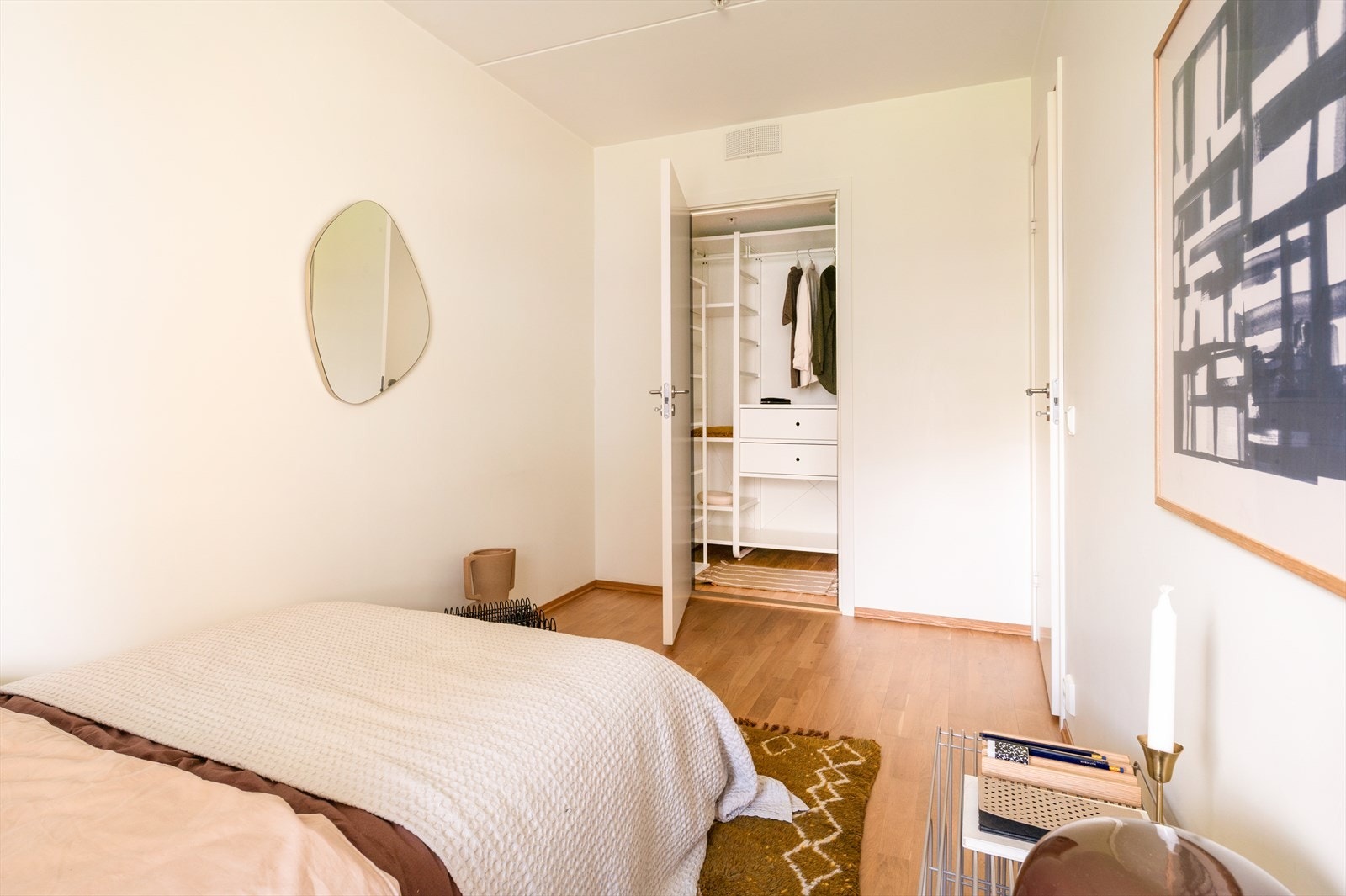 Her har man god plass til dobbeltseng, nattbord og kommode. Det er også adkomst til en intern bod. Galleribilde