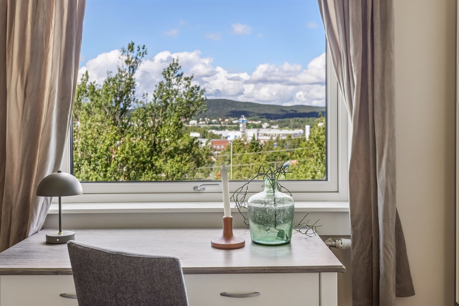 Fra soverommene er det utsikt mot nærområdet. Galleribilde
