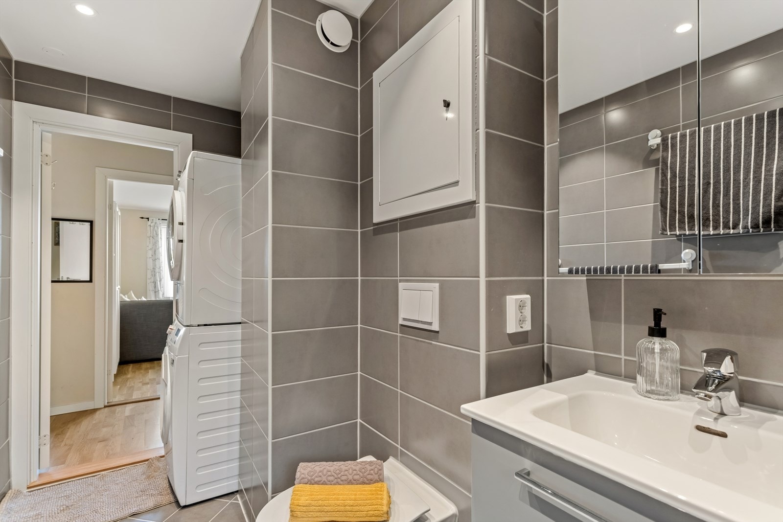 Badet ble utvidet og pusset opp i 2022 av Sans Bygg, inkludert nye fliser og oppgradert tettesjikt. Galleribilde