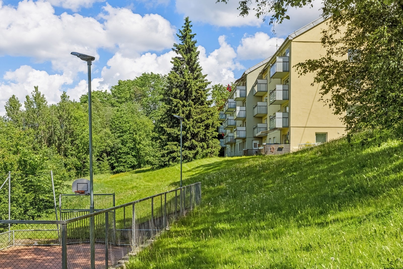 Eiendommen ligger i et etablert og barnevennlig boligområde. Galleribilde