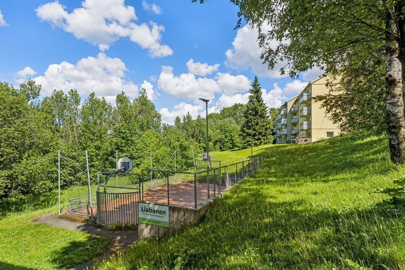For de aktive har sameiet en egen ballbinge. Galleribilde