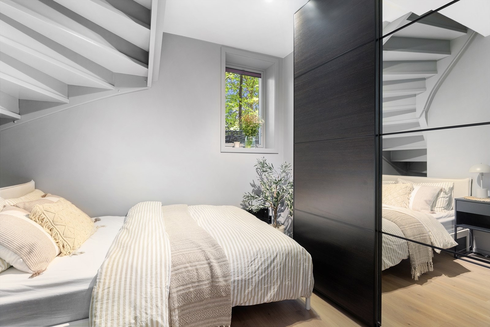 Soverommet i underetasjen er romslig og innbydende, med integrert skyvedørsgarderobe som sørger for svært gode oppbevaringsmuligheter. Den skjermede plasseringen gir en lun og privat atmosfære. Galleribilde