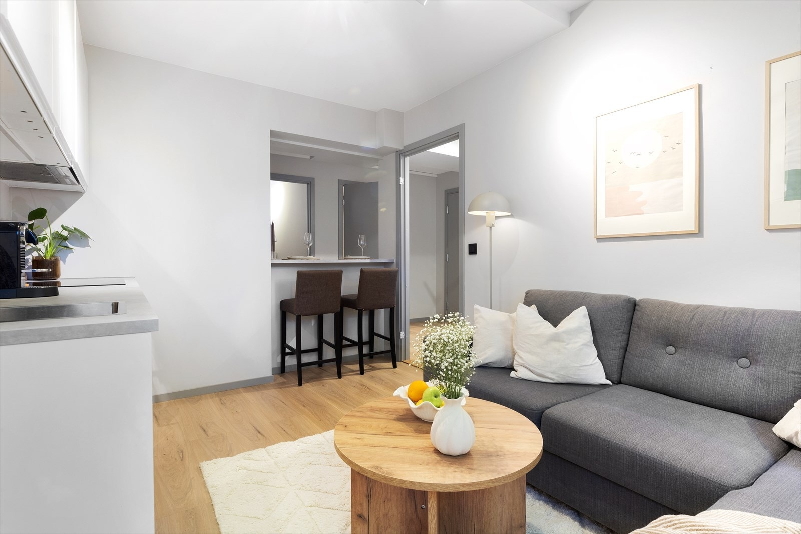 Stuen har plass til ønsket møblering og vender mot frodige omgivelser, helt uten gjenboere. Galleribilde