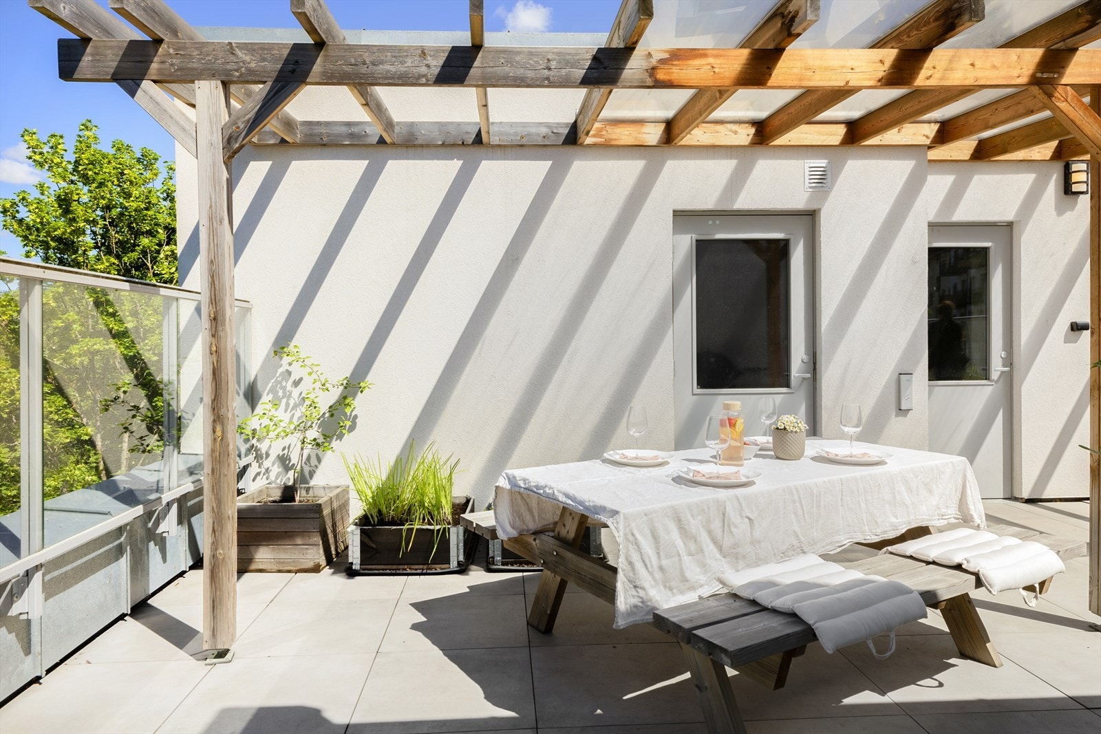 Felles takterrasse med heisadkomst i byggets 5. etasje. En sjelden kvalitet som gir beboerne tilgang til et romslig uteområde høyt over byen. Galleribilde