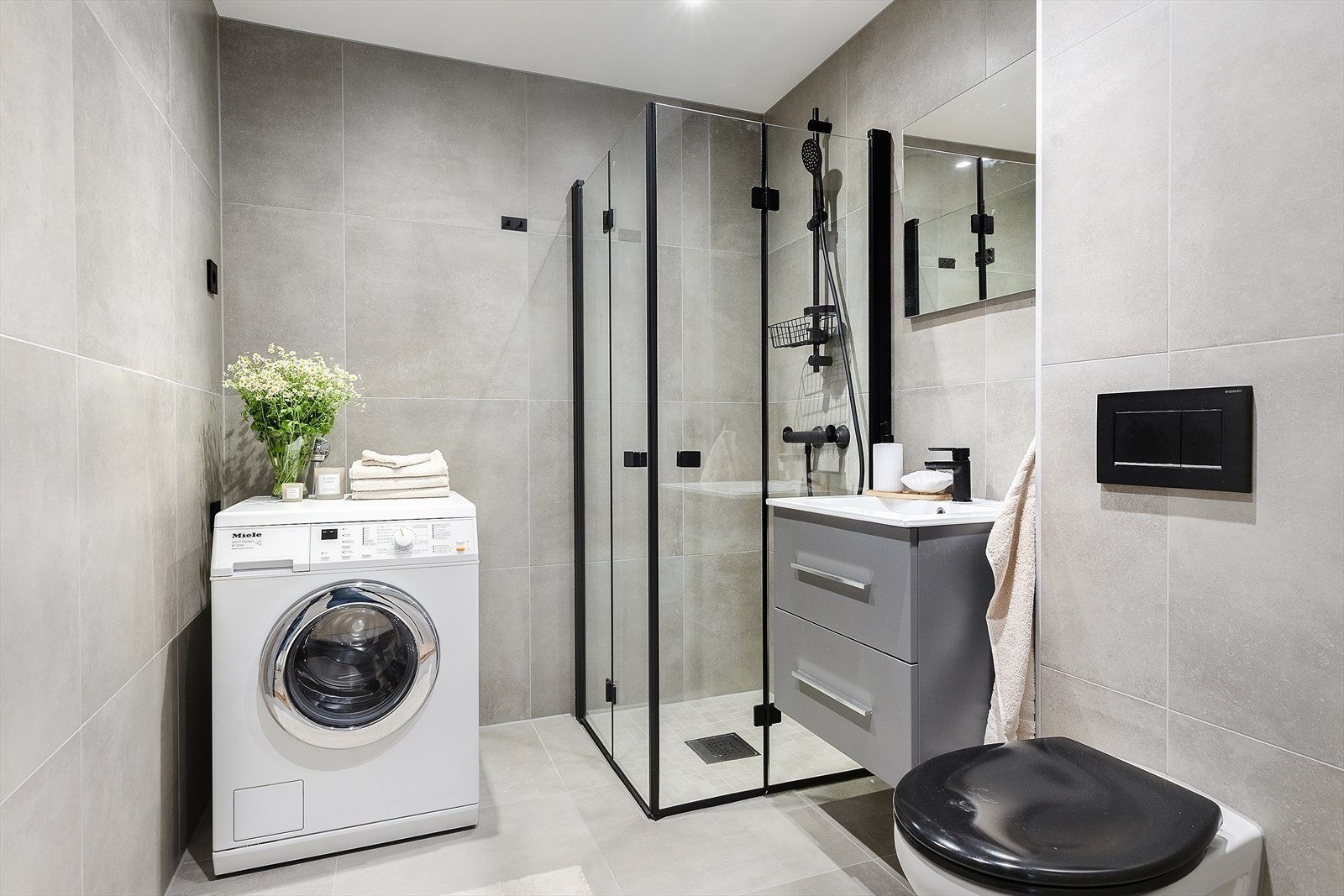 Badet i underetasjen ble pusset opp i 2025 og fremstår moderne og funksjonelt. Innredningen består av servant med tilhørende oppbevaringsløsninger, vegghengt toalett og dusj med innfellbare glassdører. I tillegg er det opplegg for vaskemaskin. Galleribilde