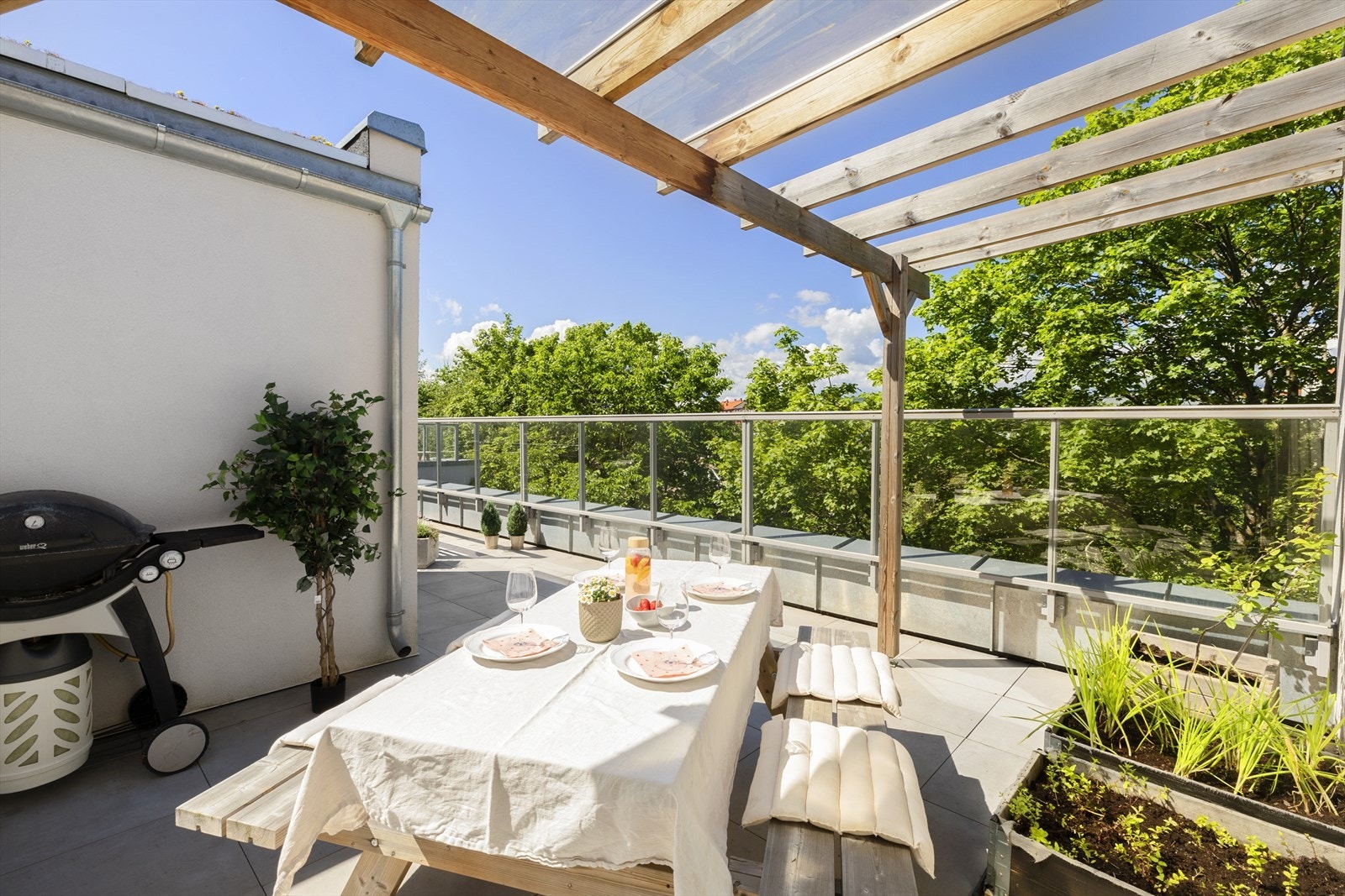 Bygget ble ombygget og oppgradert i 2021 og kan skilte med moderne fasiliteter og en fantastisk takterrasse. Digitalt bearbeidet bilde, mindre avvik kan forekomme. Galleribilde