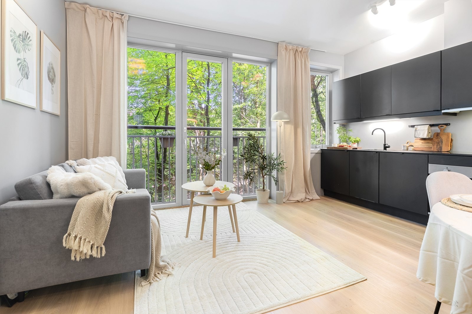 Store vindusflater og en herlig fransk balkong rammer inn et enestående utsyn mot Akerselva og den frodige vegetasjonen utenfor. Galleribilde