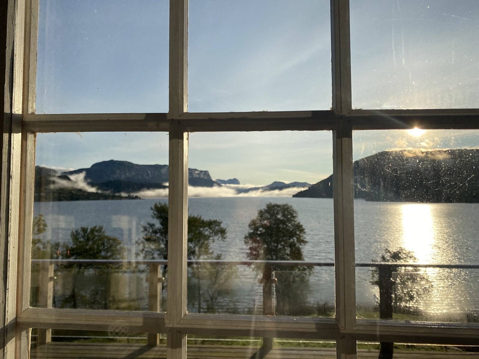 - Her kan man nyte sol og utsikt både ute og inne - Galleribilde
