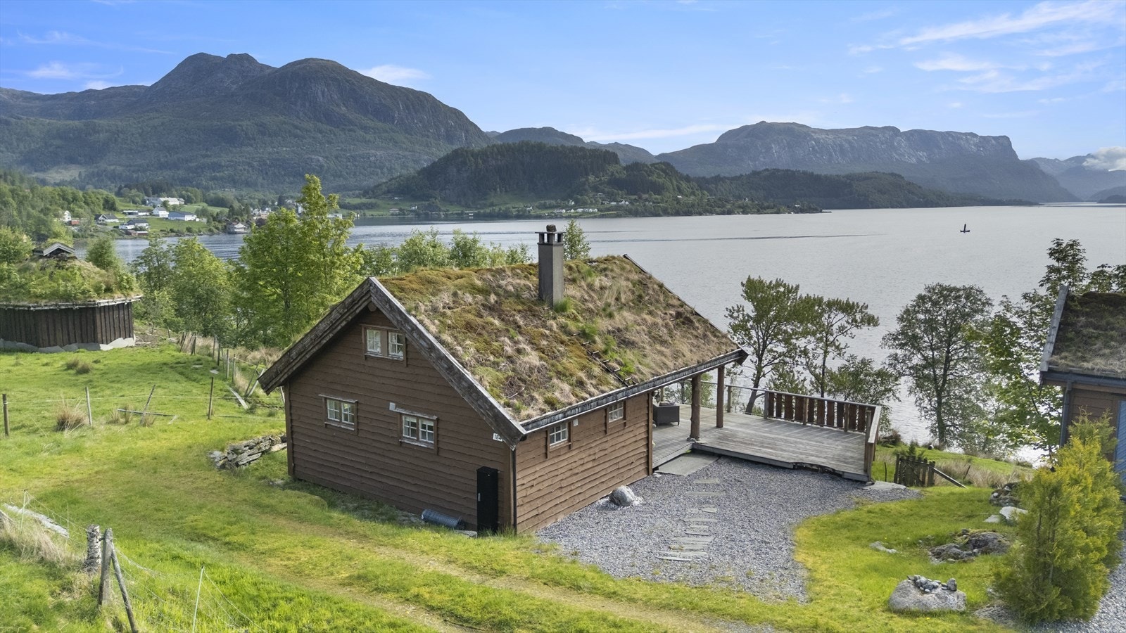 - Eiendommen ligger idyllisk til i Holmedal med usjenert utsikt - Galleribilde