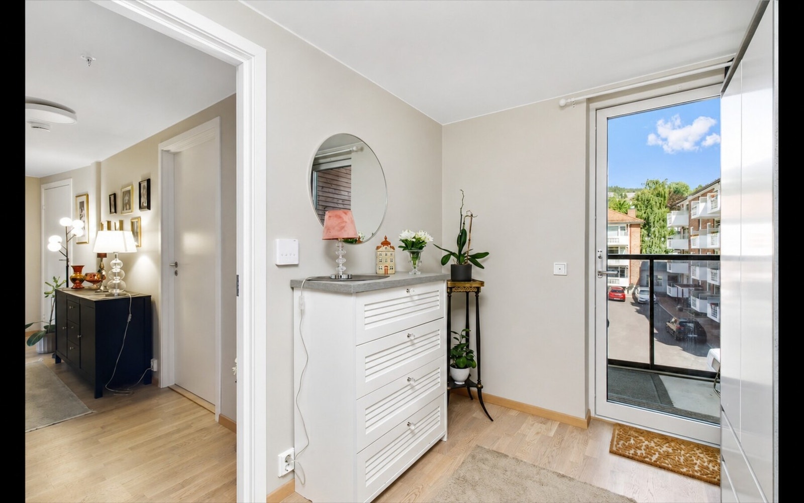 Entré har utgang til balkong med morgensol Galleribilde