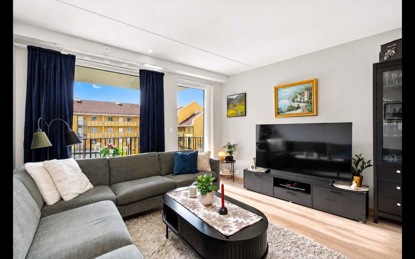 Stuen har store vindusåpninger Galleribilde