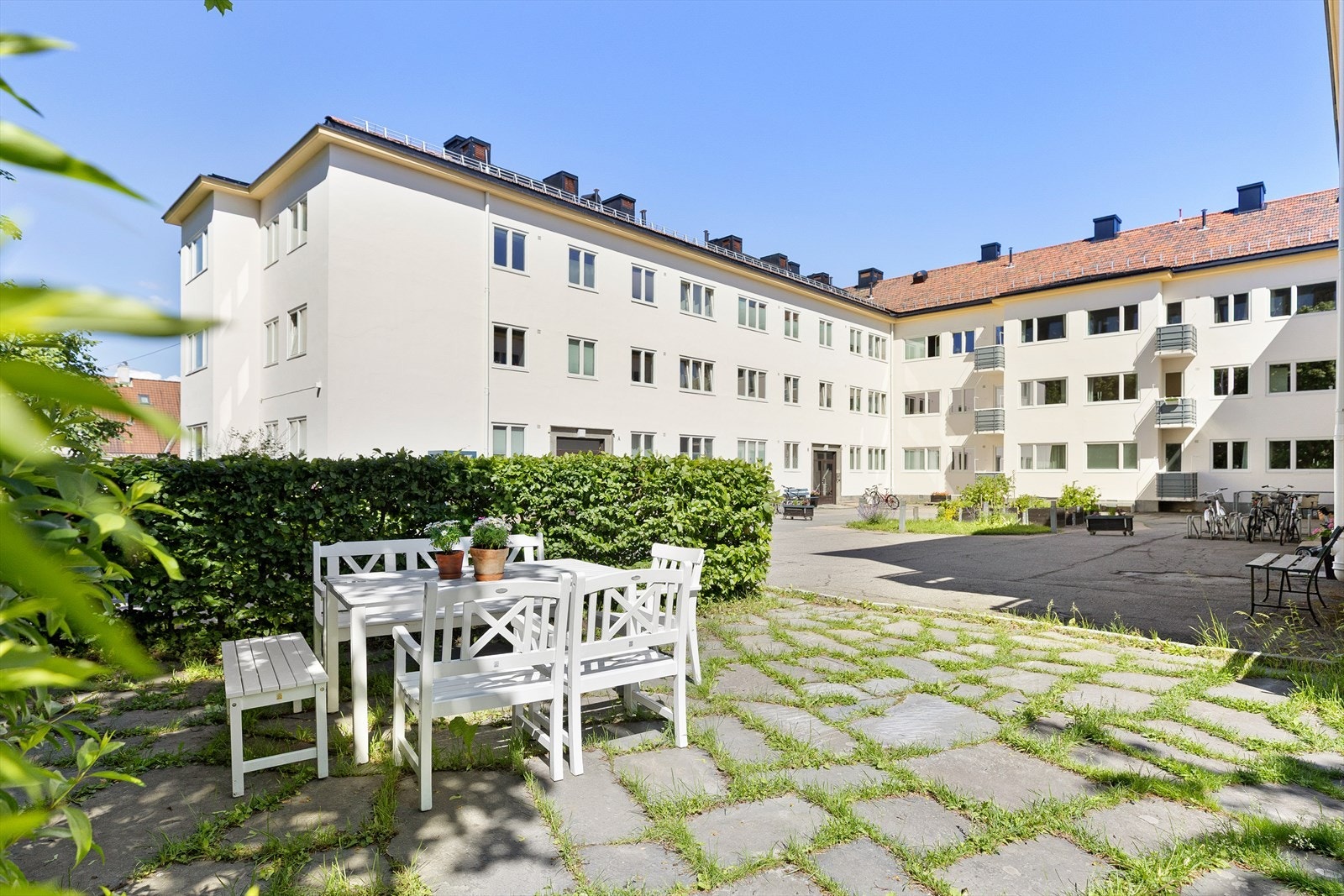 Felles gårdsrom med sittegrupper og beplantning skaper en hyggelig atmosfære. Galleribilde