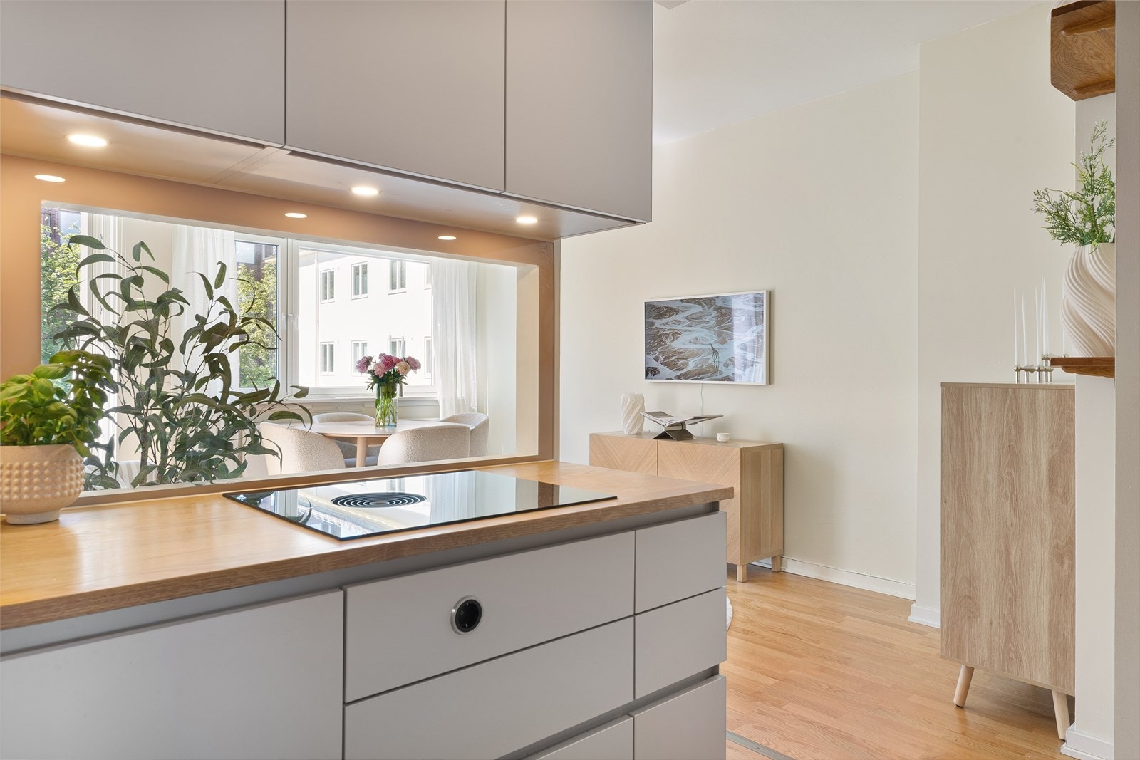 Utformingen legger til rette for enkel tilgang til både arbeidsflater og hvitevarer. Bora S platetopp med avtrekksvifte. Galleribilde
