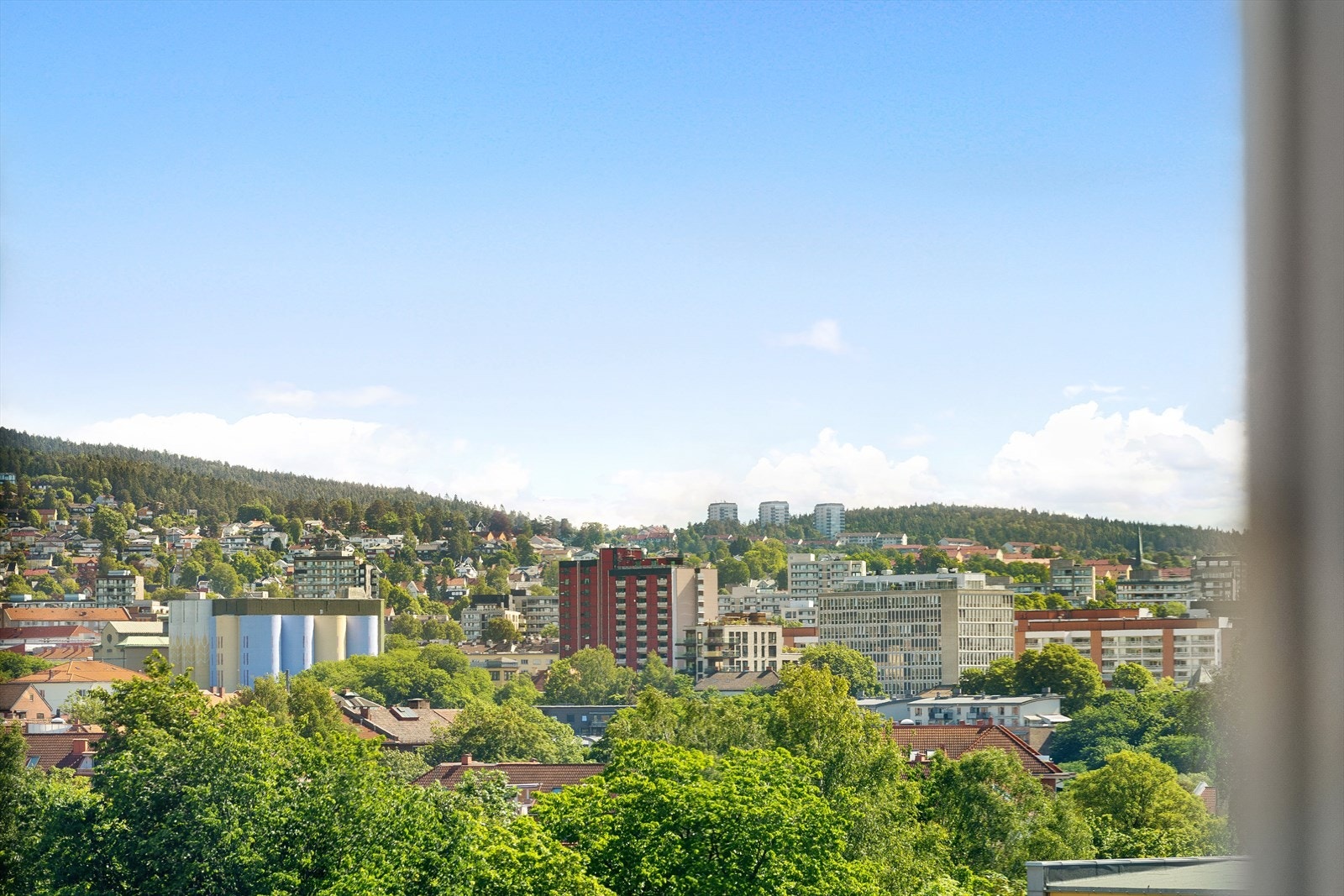 Utsikt fra boligen mot nærliggende område med grønne omgivelser og byutsikt. Galleribilde