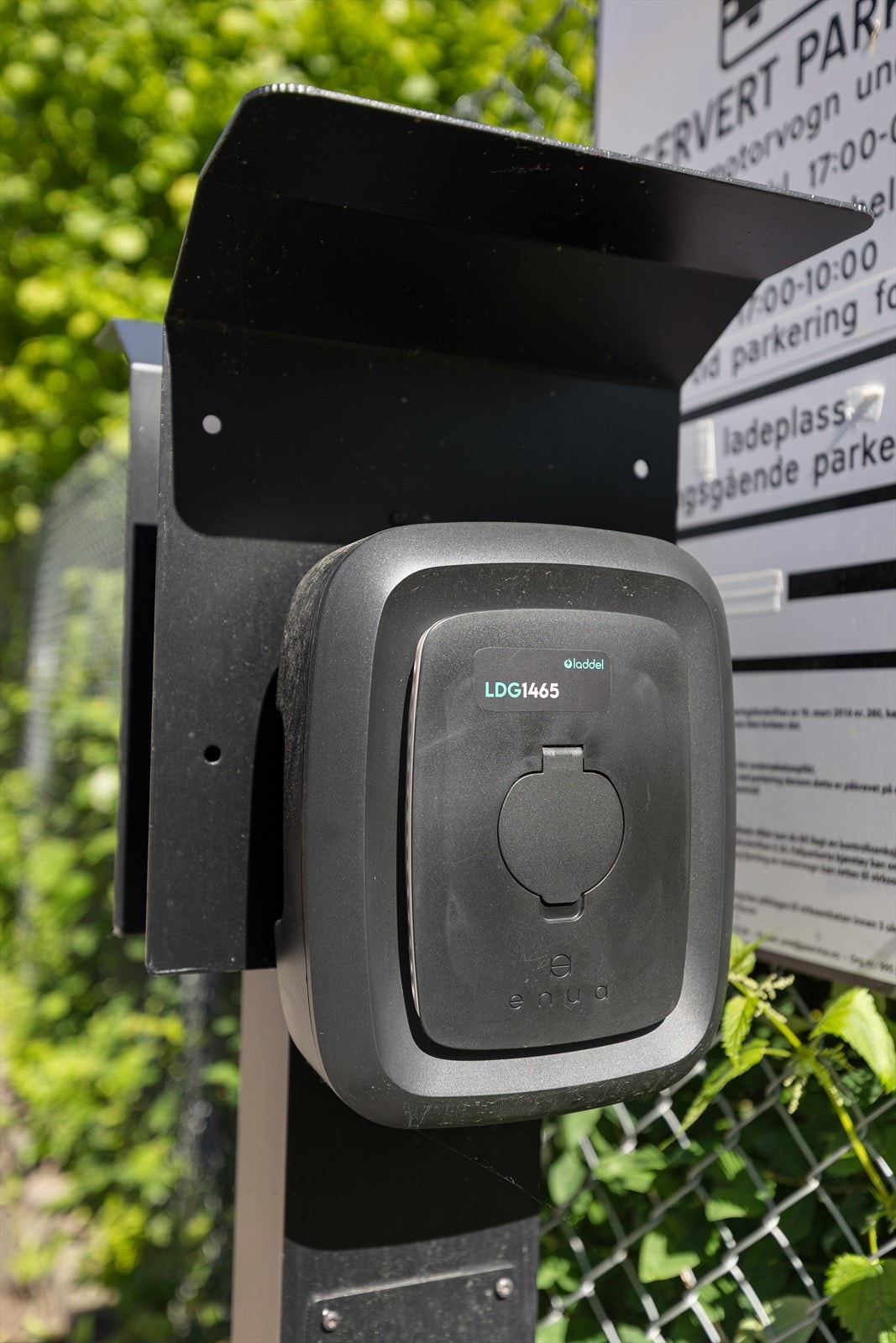 Leiligheten ligger i et område med beboerparkering og ladeplasser for elbil i aksjelaget og på beboerparkering. Galleribilde