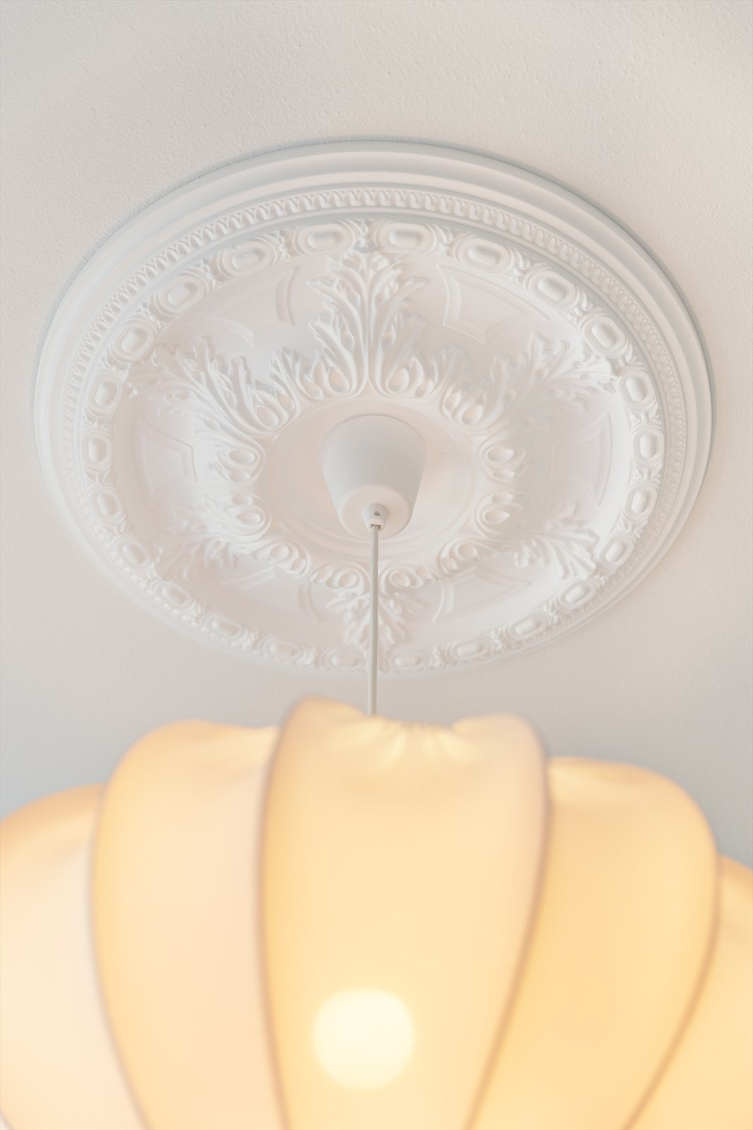 Klassiske detaljer som rosett i taket bidar til et svært godt helhetsinntrykk. Galleribilde