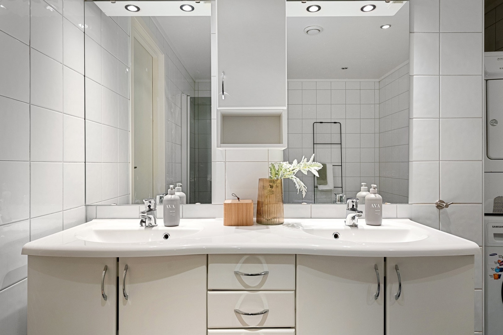 Lyst og moderne bad med stilrent design. Praktisk dobbel servant gir ekstra komfort og funksjonalitet for familien. Galleribilde