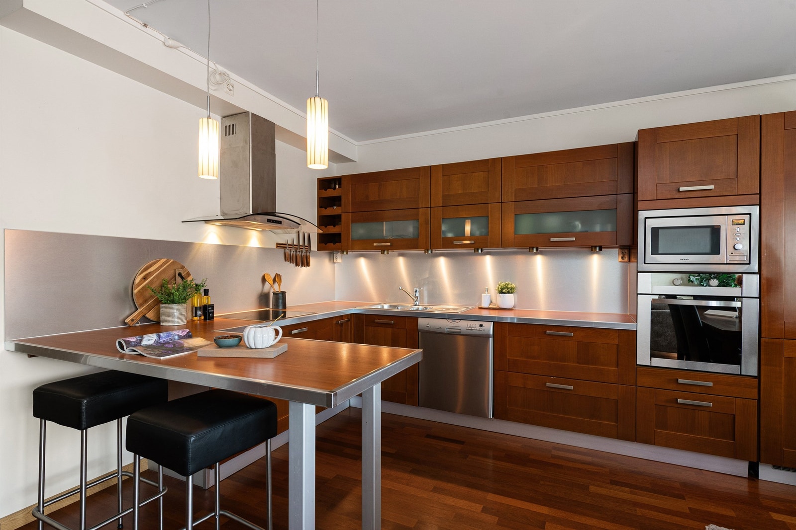 Moderne kjøkken med stilrent design, åpen løsning og god benkeplass. Perfekt for matlaging og sosiale sammenkomster. Galleribilde