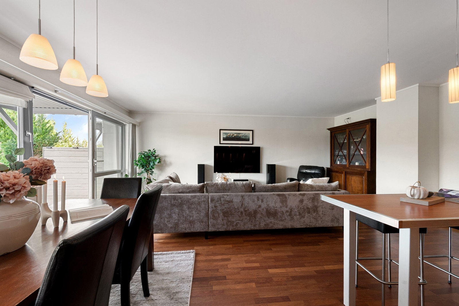 Lys og romslig stue med store vinduer og utgang til privat uteområde, perfekt for avslapning og sosiale sammenkomster. Galleribilde