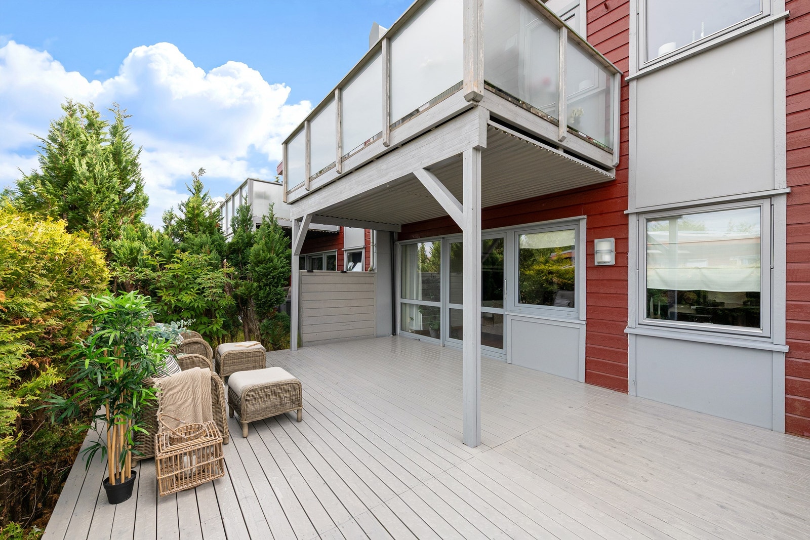 Romslig og solrik terrasse med moderne detaljer, omgitt av frodig vegetasjon. Perfekt for avslapning og sosiale sammenkomster. Galleribilde
