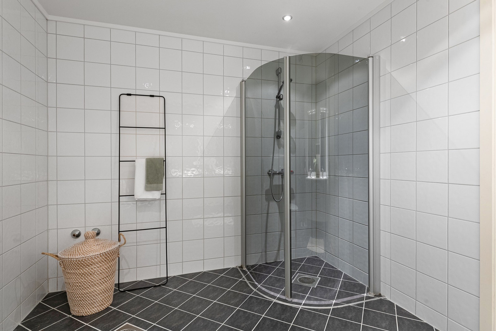 Moderne og romslig bad med stilrent dusjhjørne, fliser på vegger og gulv. Mulighet for å sette inn badekar. Galleribilde