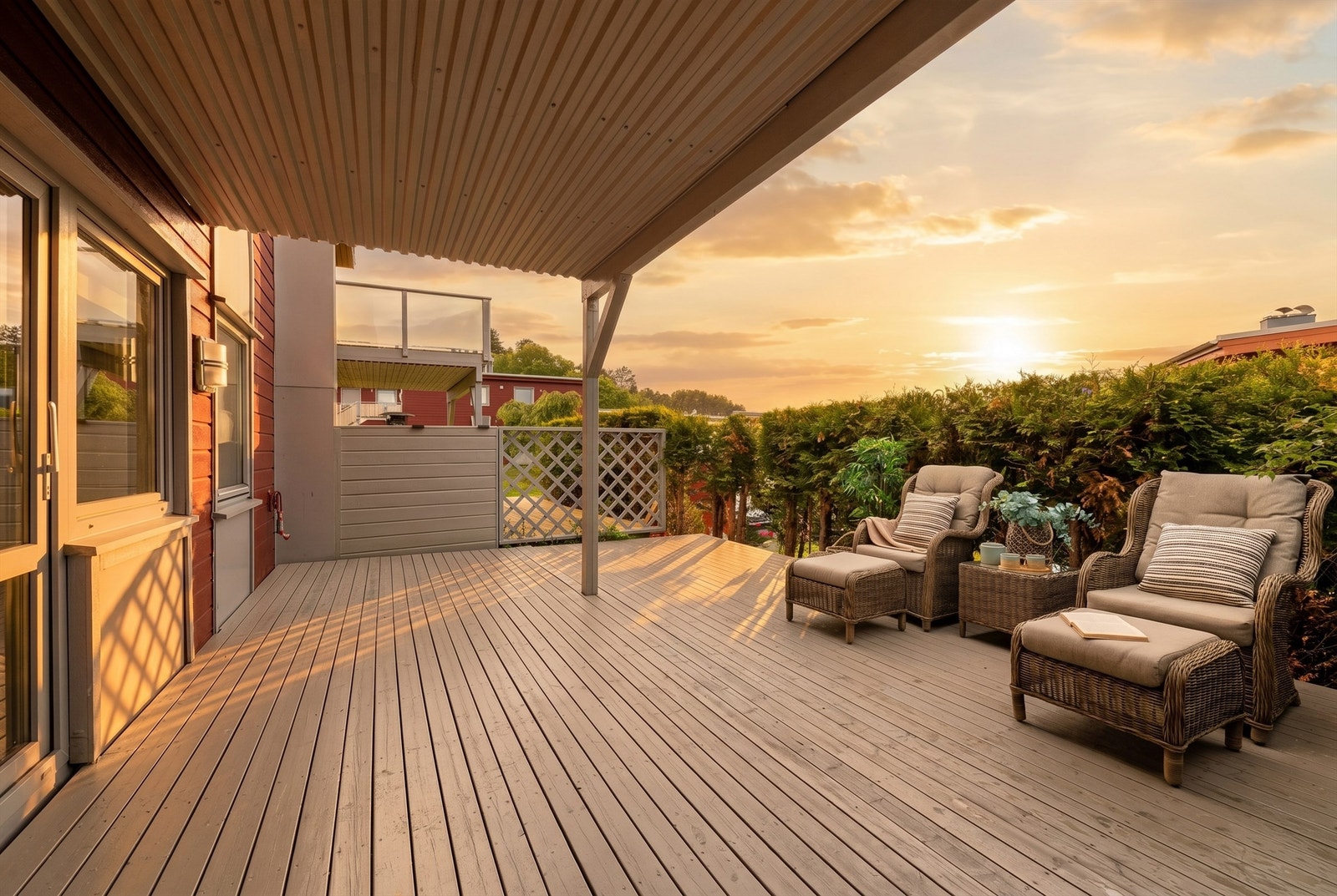 Romslig terrasse med moderne overbygg, perfekte solforhold og fredelig utsikt. Ideell for avslapning og sosiale sammenkomster. Galleribilde