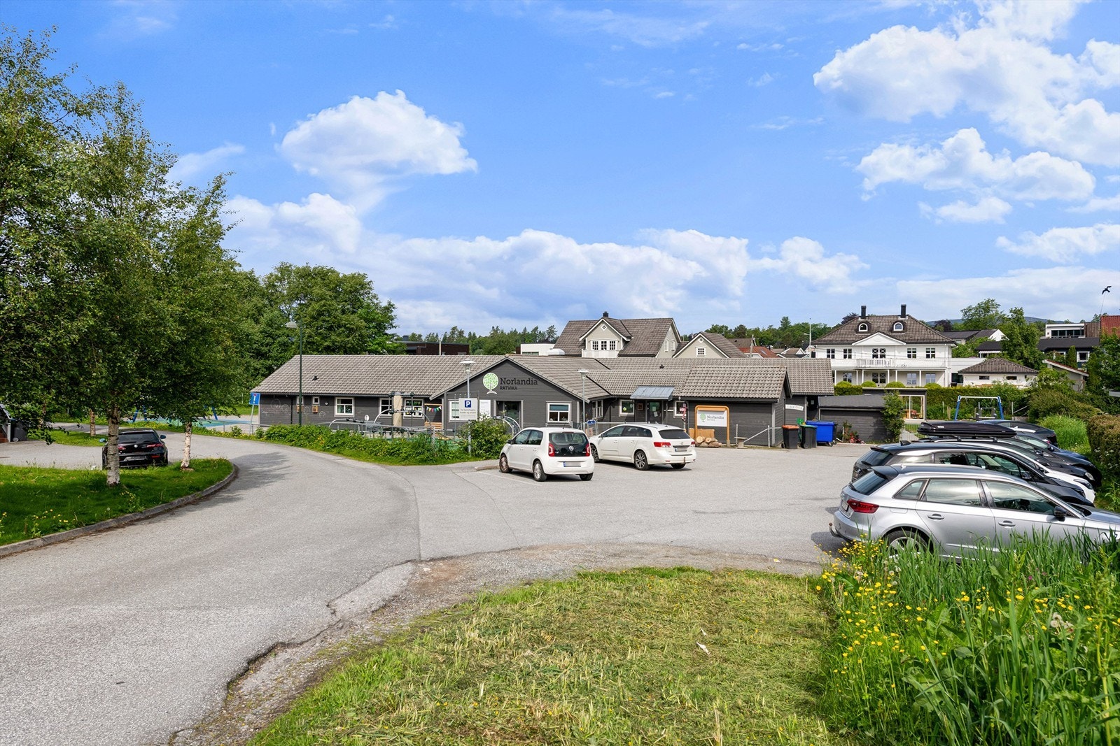 Sjarmerende boligområde med nærhet til natur og fasiliteter. Romslig parkering og hyggelig nabolag, ideelt for familier. Galleribilde