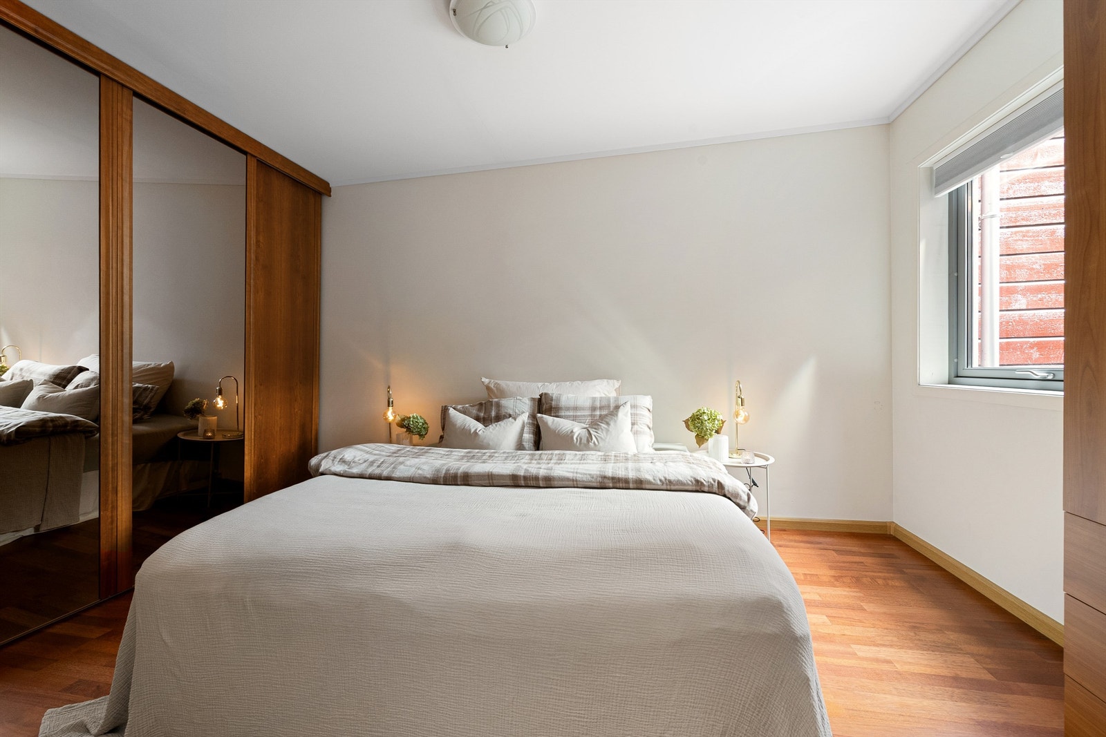 Lyst og romslig soverom med store vinduer som slipper inn naturlig lys. Perfekt for et avslappende og rolig hjem. Galleribilde