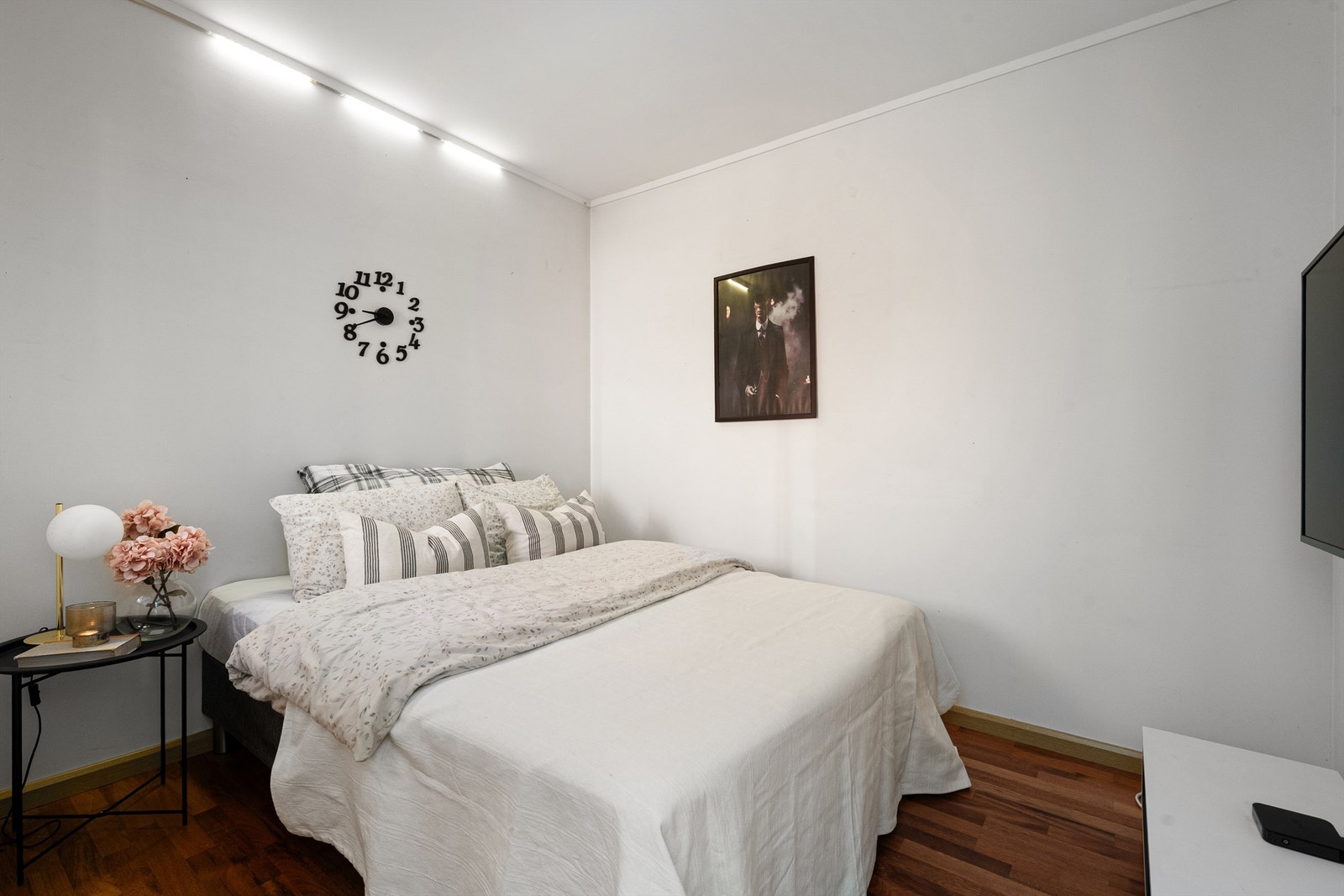 Lyst og innbydende soverom med moderne detaljer, perfekt for avslapning. Galleribilde