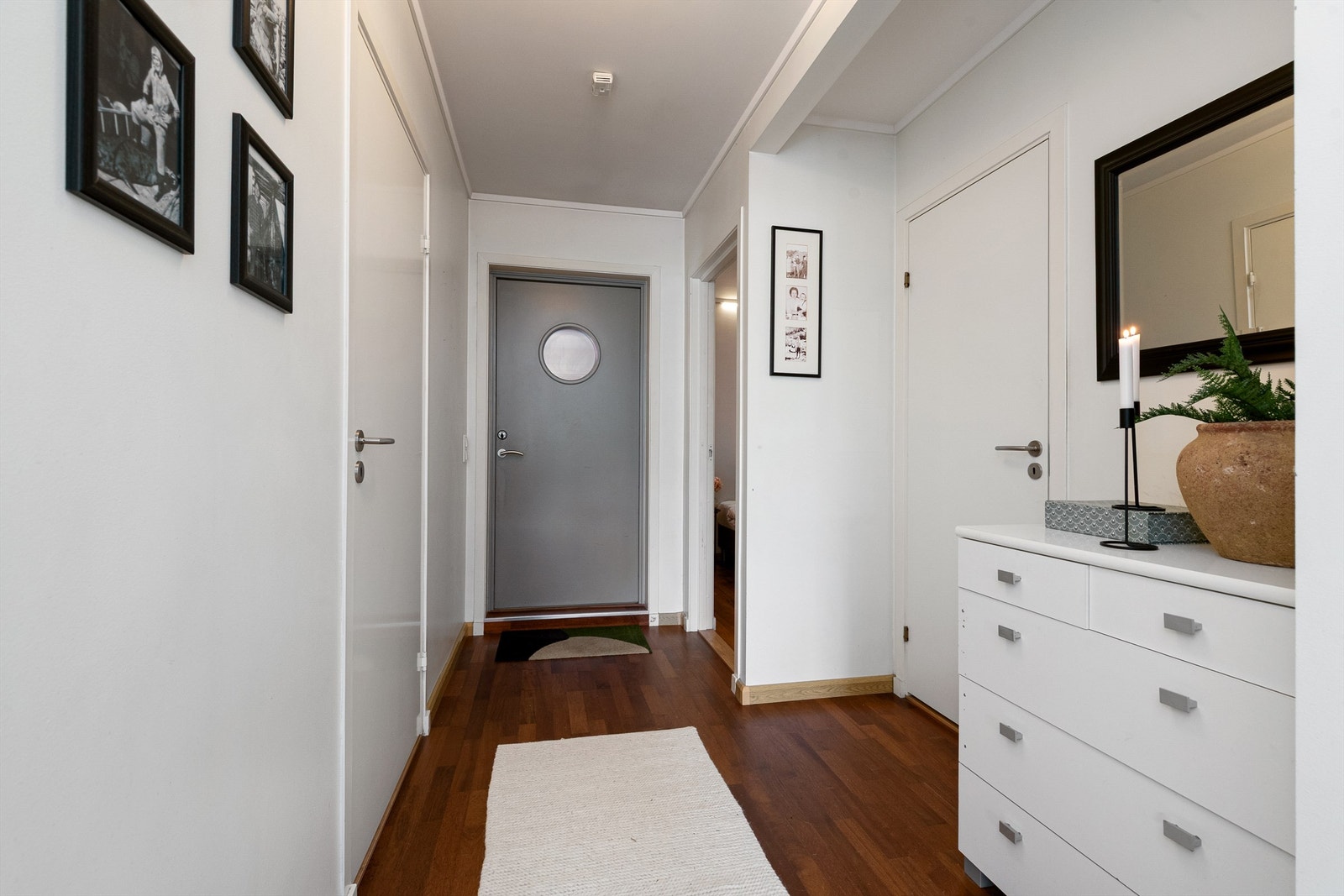 Lys og innbydende entré med stilrent design og praktiske oppbevaringsmuligheter. Perfekt for å ønske gjester velkommen. Galleribilde