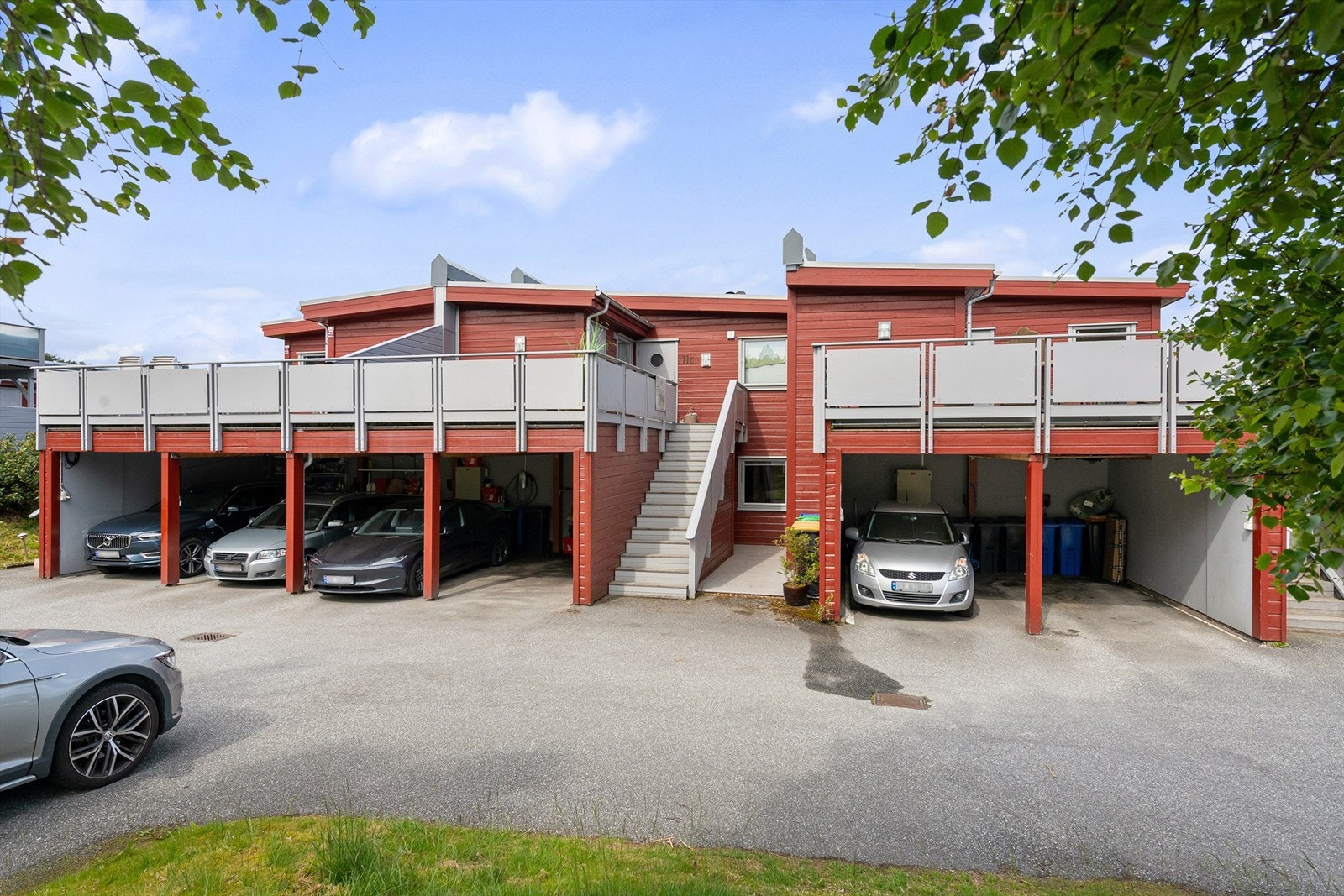 Moderne bolig med carport og romslig balkong, sentralt beliggende i rolig nabolag. Galleribilde