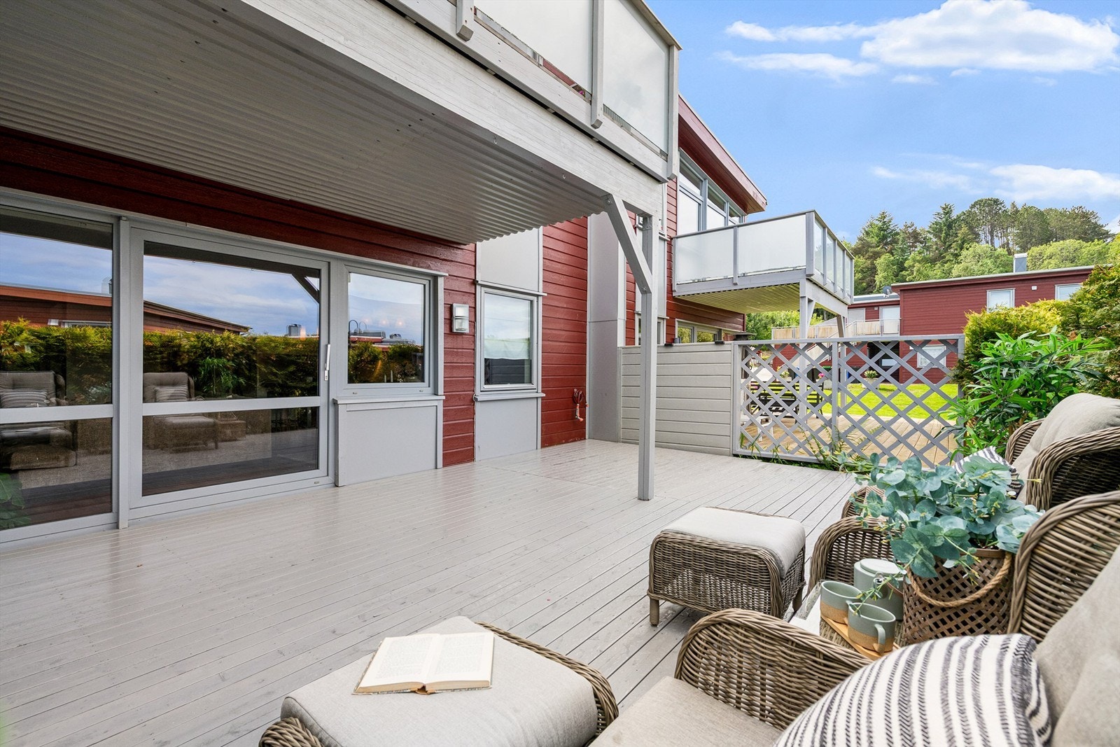Romslig terrasse med moderne detaljer, perfekt for avslapning. Utsikt mot grøntområder og rolig nabolag. Ideell for solfylte dager. Galleribilde