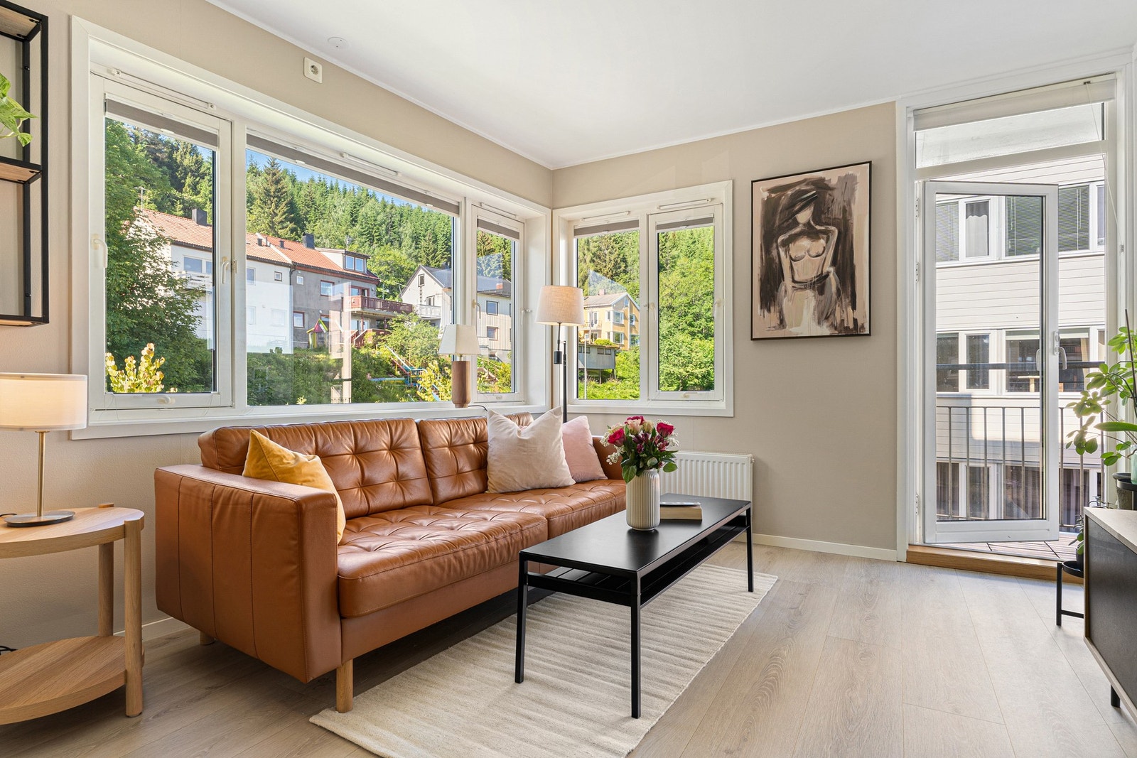 Hele leiligheten framstår moderne og uten vesentlige avvik i rapporten fra takstmann. Galleribilde