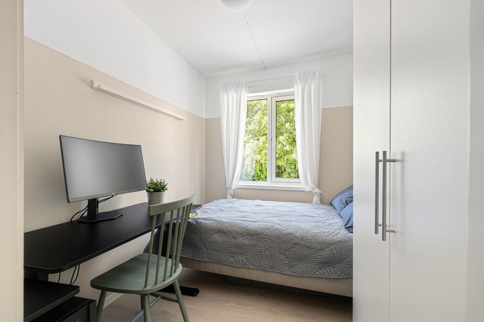Soverom nr. 2 ligger vegg i vegg med baderommet og er på 6 kvadratmeter. Rommet er av dagens eier benyttet som kombinert kontor og gjesterom. Galleribilde