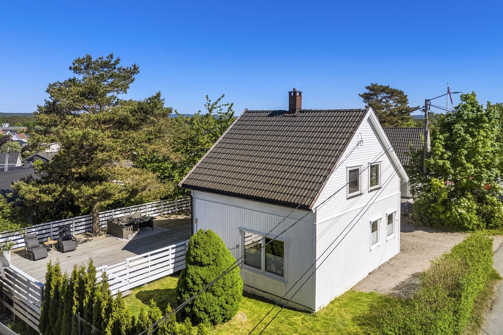 Fin enebolig med terrasse og hage Galleribilde