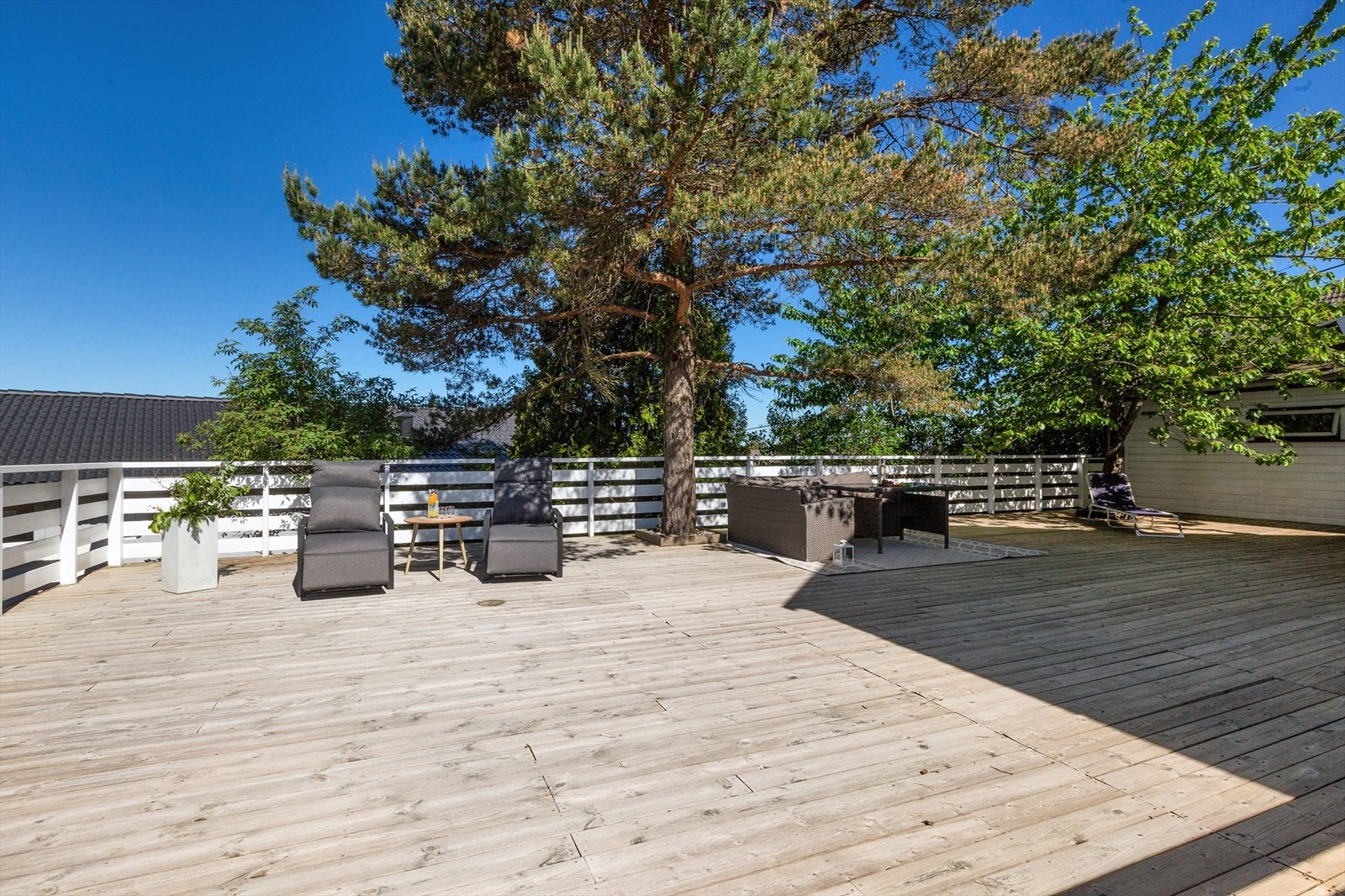 Fantastisk terrasse - her er det plass til de gode sommerdagene med familie og venner Galleribilde