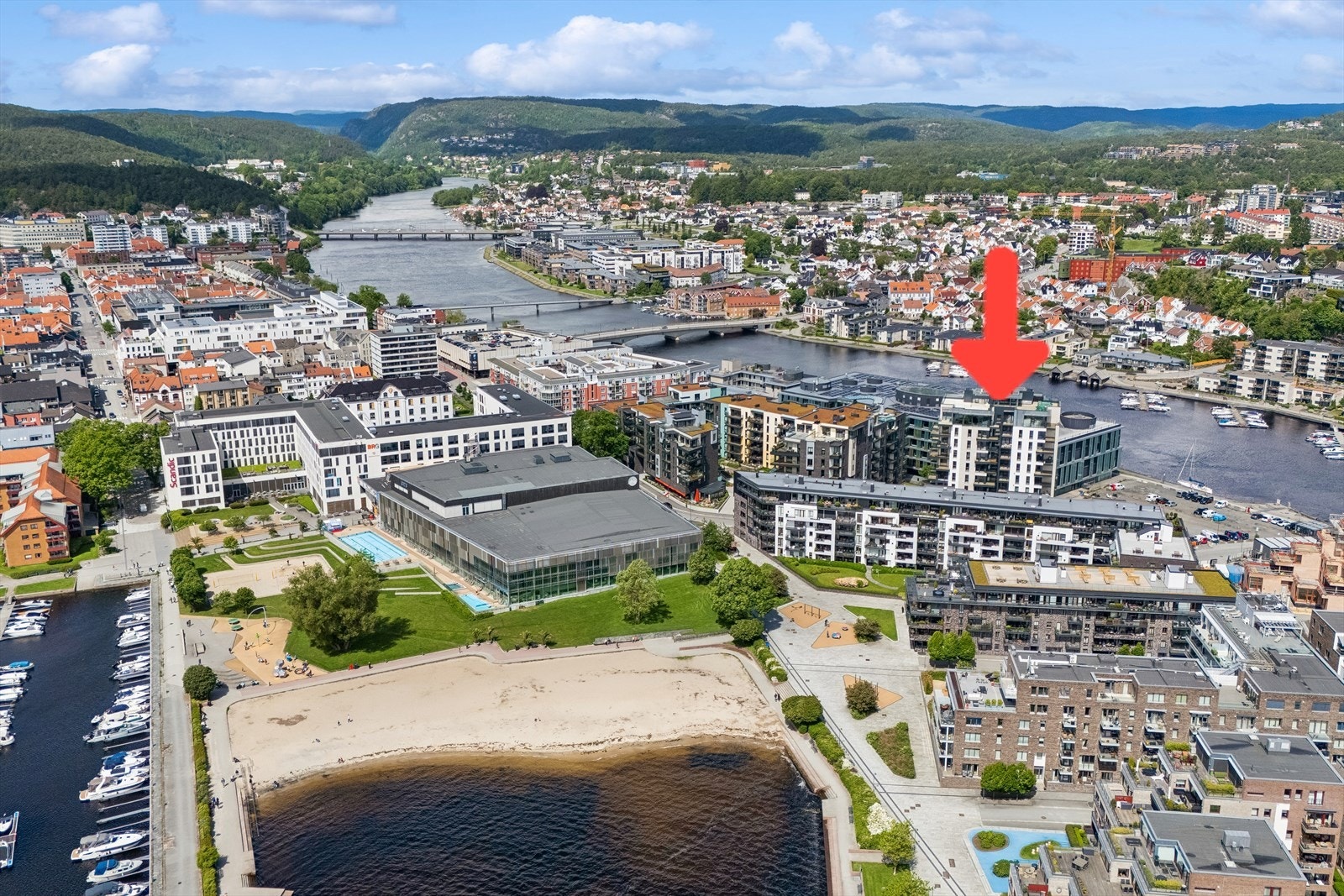 Beliggende like ved Bystranda. Bygget er markert. Galleribilde
