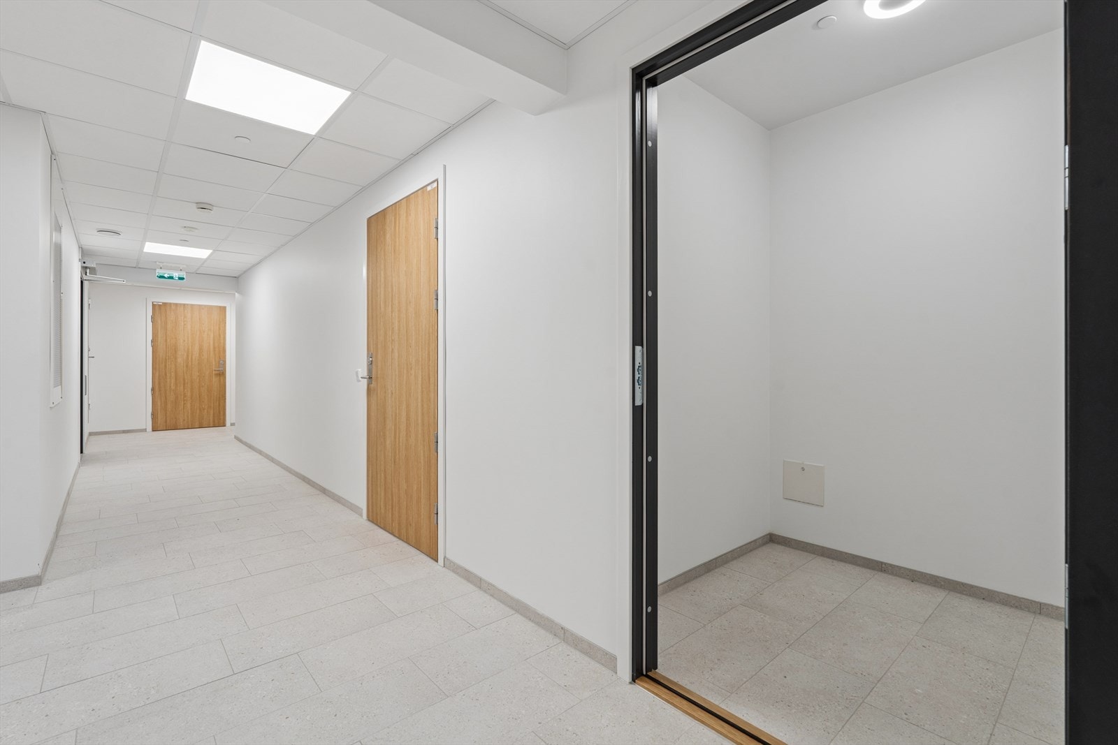 Bod i samme etasje vegg i vegg med egen inngang. Galleribilde