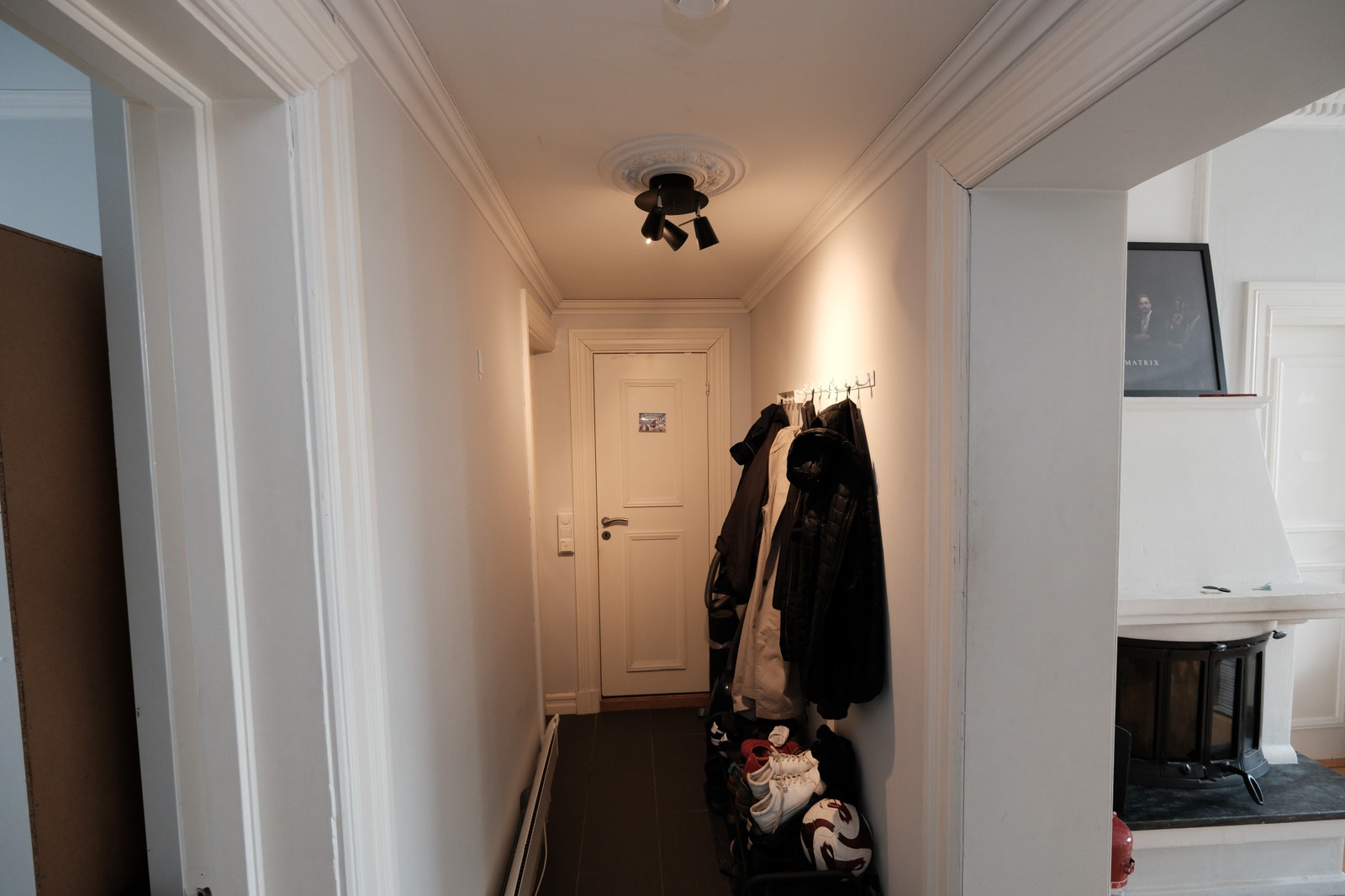 Gang med plass til å henge fra seg, callinganlegg Galleribilde