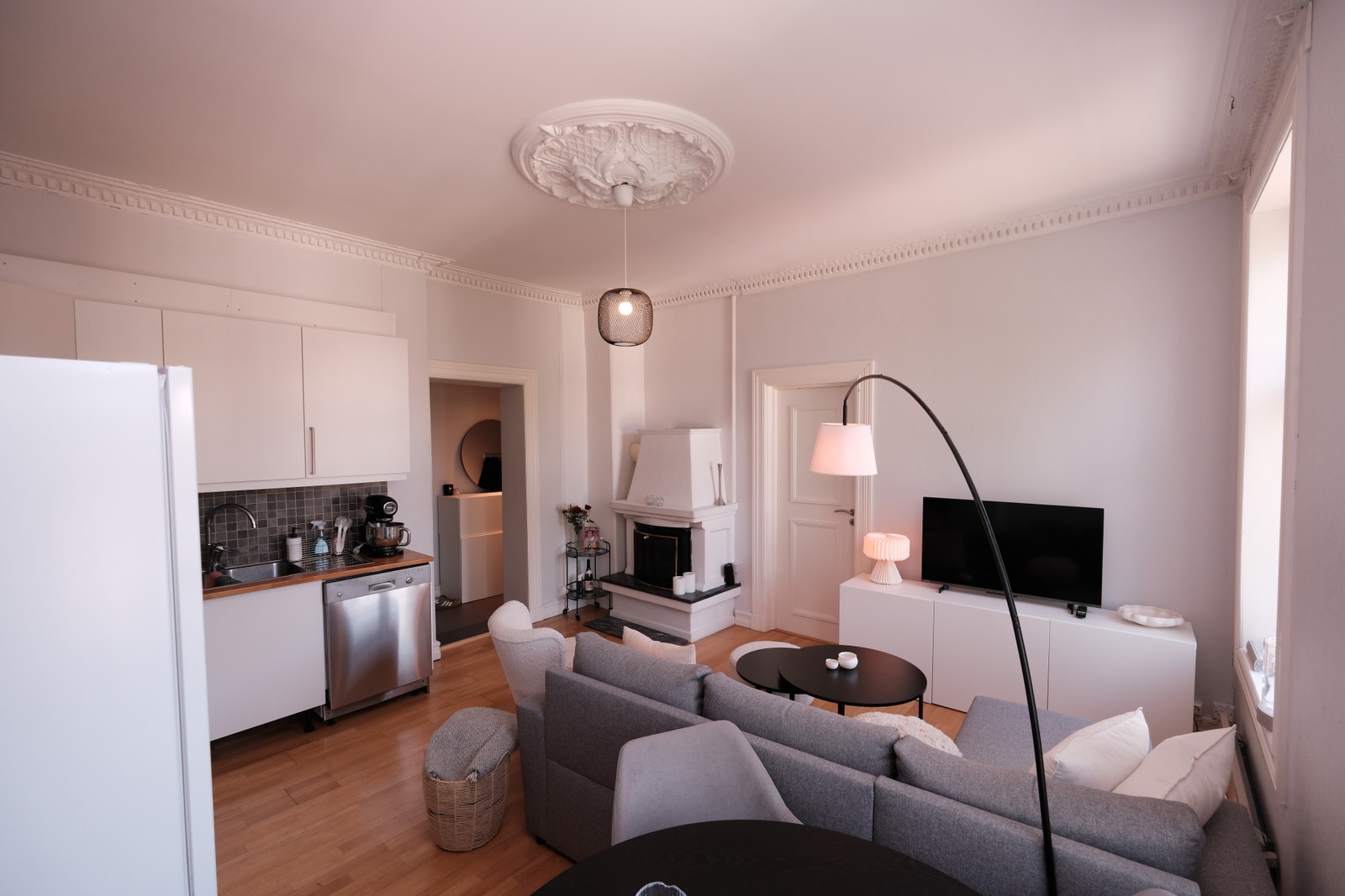 Stor og lys stue med peis Galleribilde