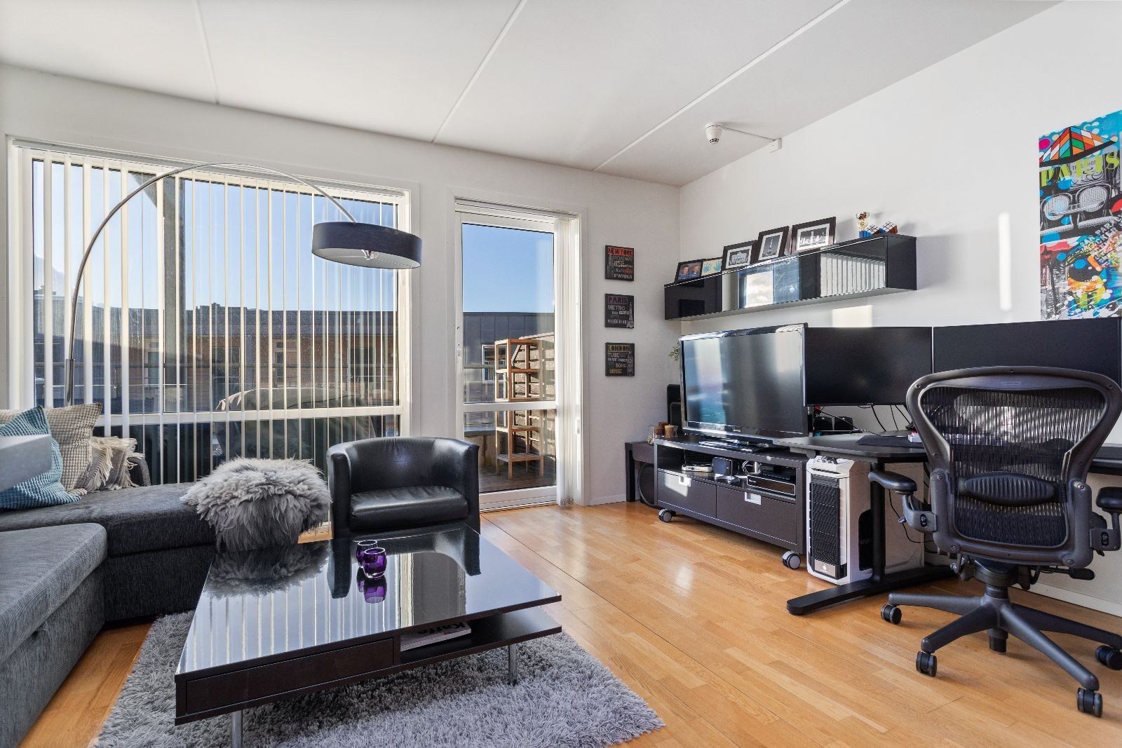 Stue med god plass til sofagruppe. Det er store vindusflater som gir rikelig med lysinnslipp Galleribilde