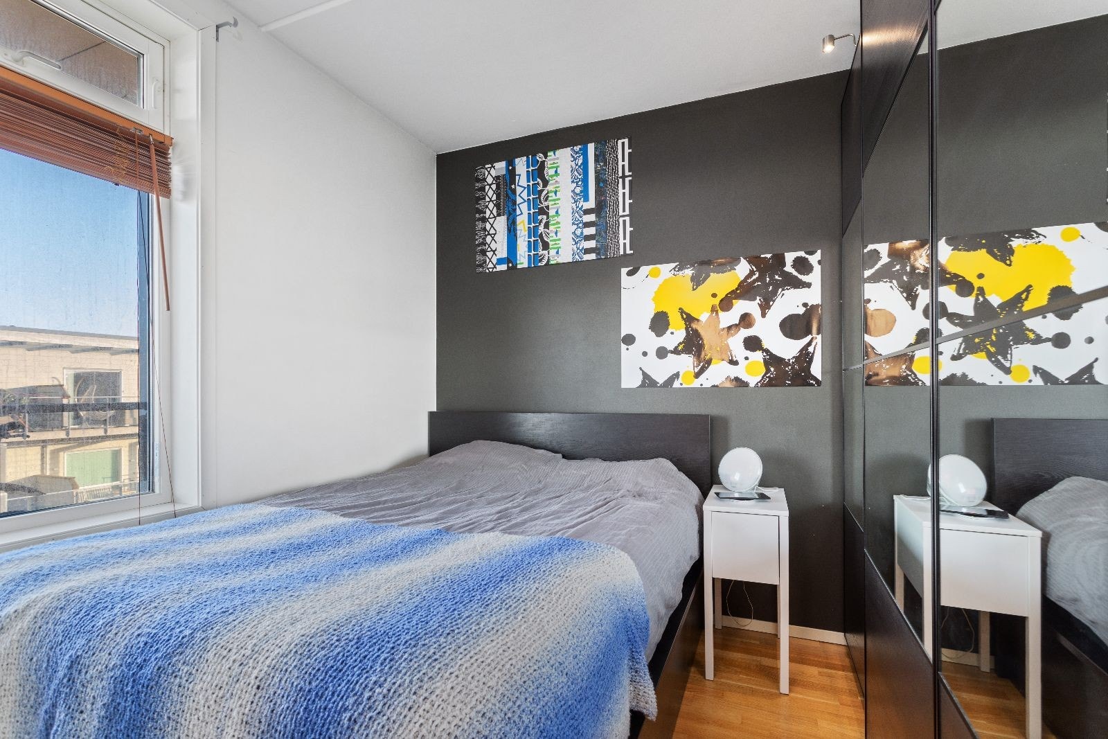 Soverommet har plass til dobbeltseng. Det er også innredet en stor skyvedørsgarderobe Galleribilde