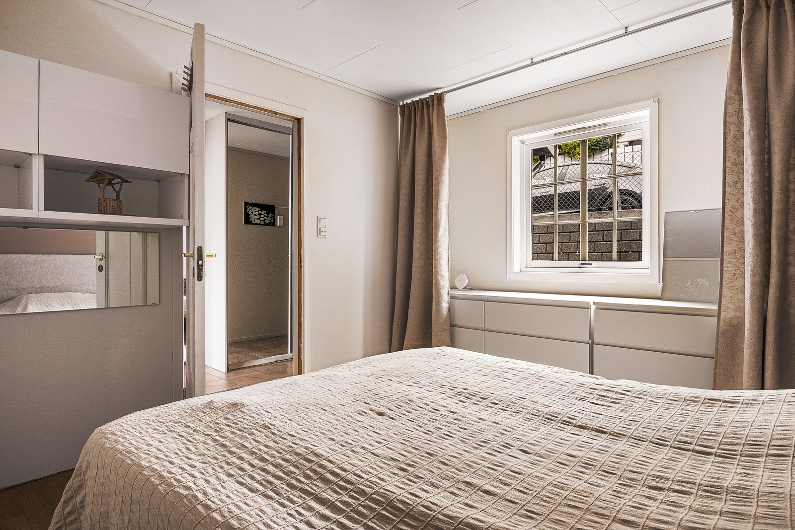 Plass til dobbelt seng, garderobeskap og/eller annet soveromsmøblement. Galleribilde