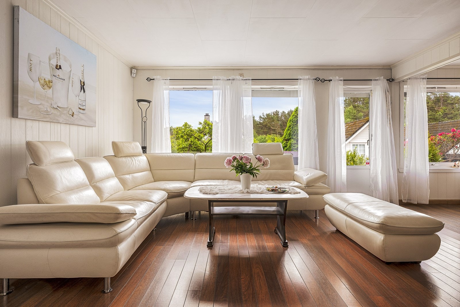 God plass til sofagruppe og spisebord. Galleribilde