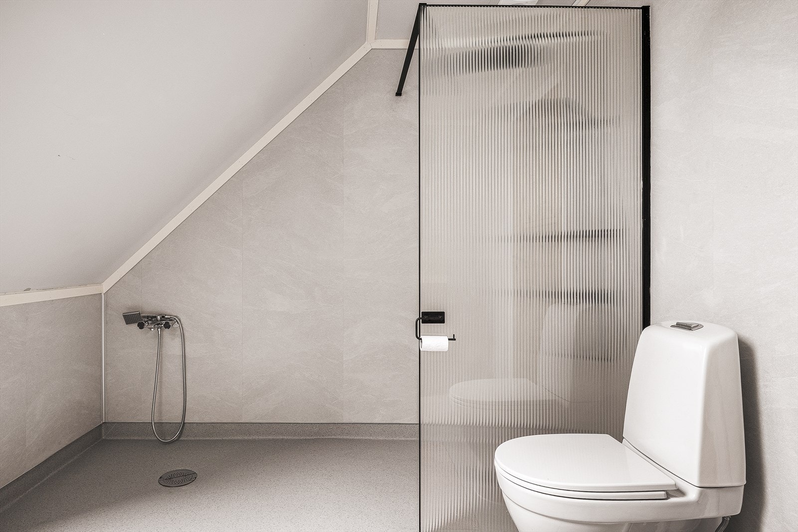 Badet inneholder dusj med glassvegg, toalett og dobbel helstøpt servant. Opplegg for badekar dersom det skulle være ønskelig. Galleribilde