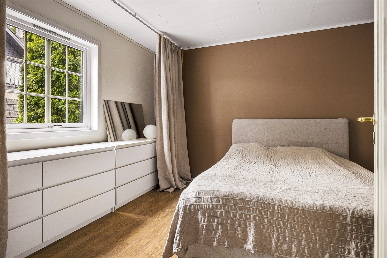 Lyst og trivelig soverom med god plassutnyttelse og store vinduer som slipper inn rikelig med naturlig lys. Galleribilde